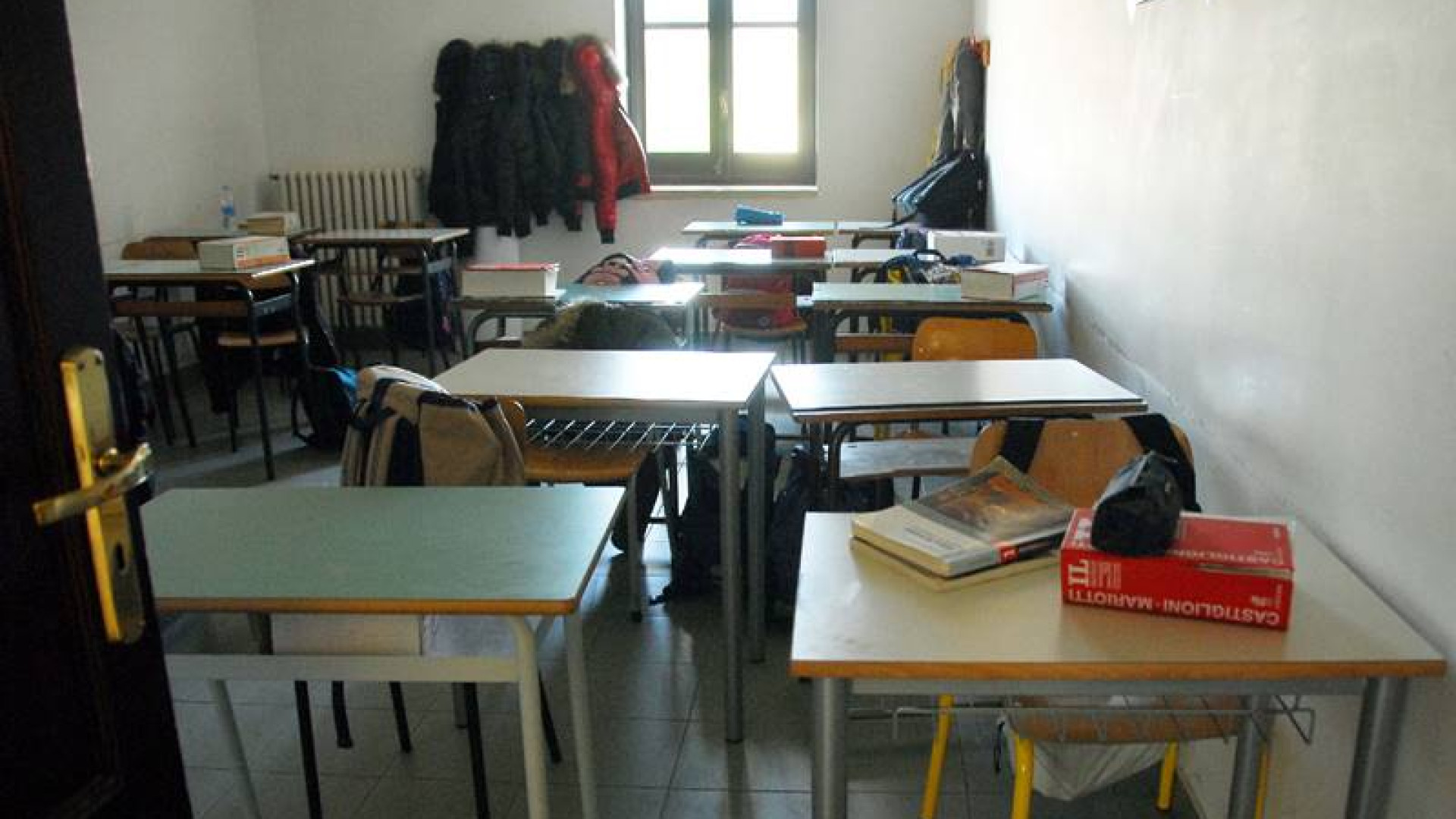 Bullismo a scuola, studentessa taglia i capelli alla rivale durante l'intervallo