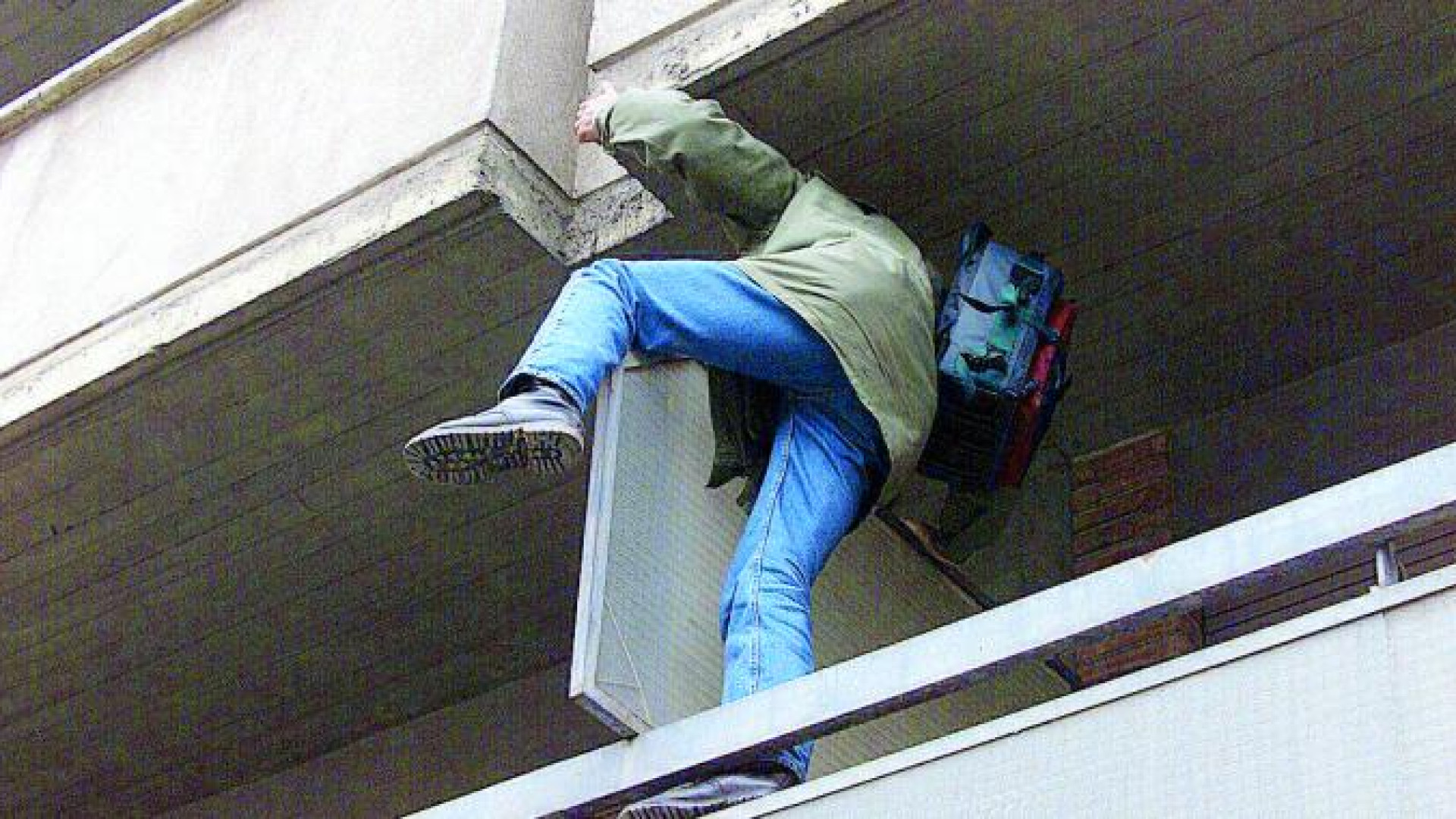 Ladri in via Montebello: si arrampicano sul balcone e rubano monili in oro