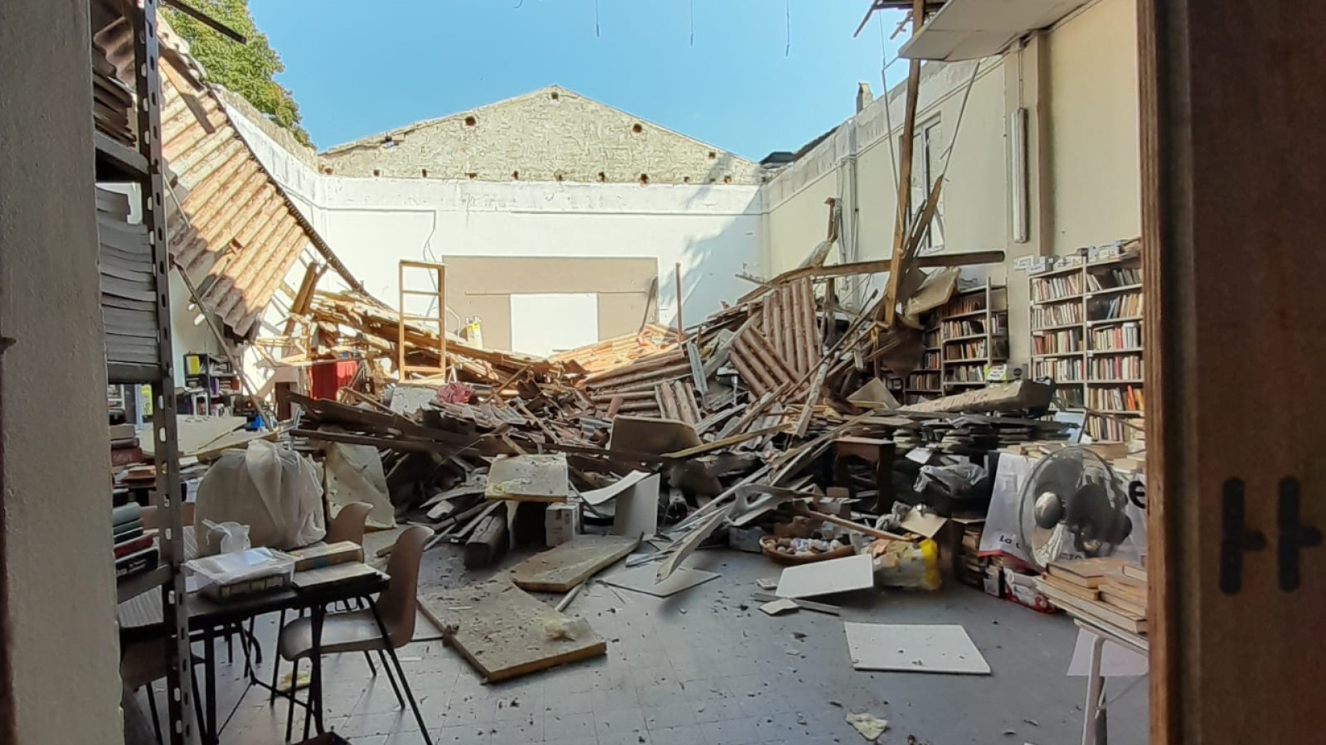 Crollato il tetto del salone parrocchiale di Vicobarone, sotto le macerie solo libri