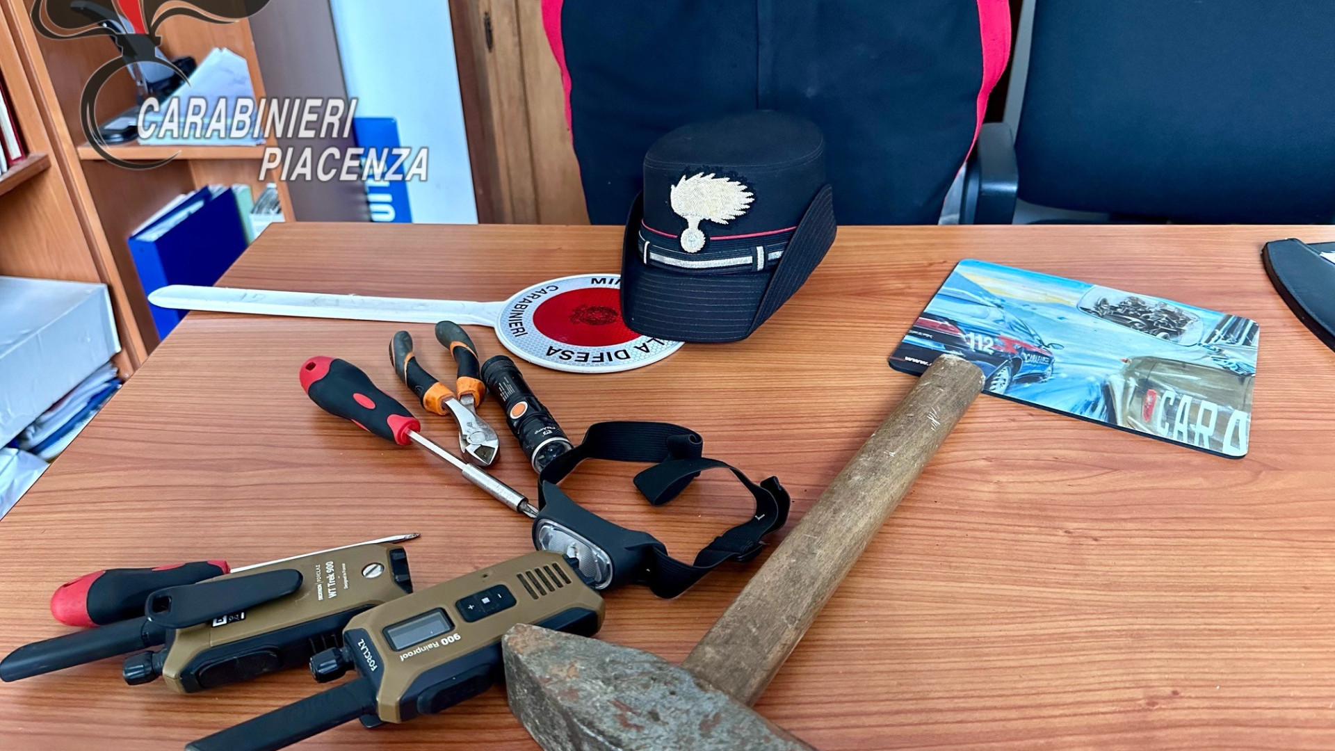 Sorpreso con arnesi da scasso in auto, denunciato straniero 42enne