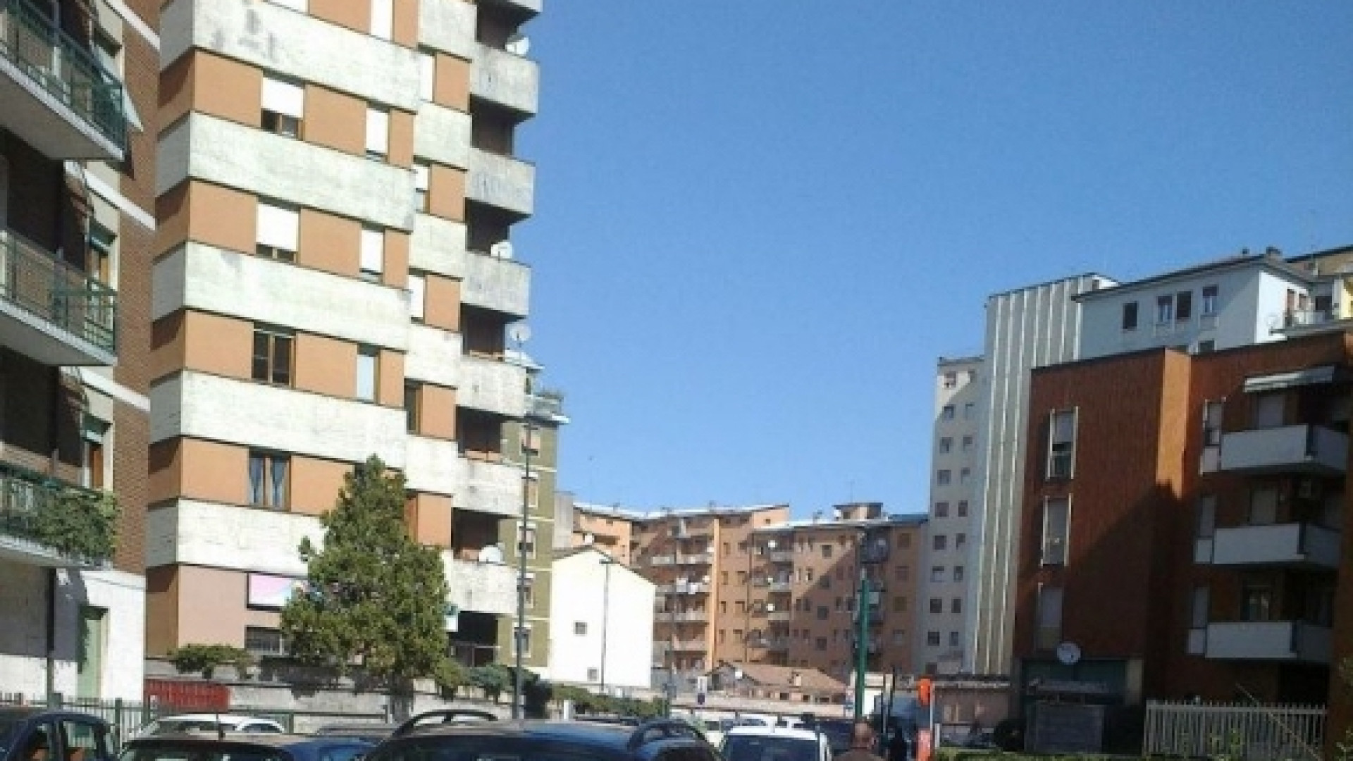 Bottigliate in testa, calci e pugni: rapinati e aggrediti da tre nordafricani ventenni