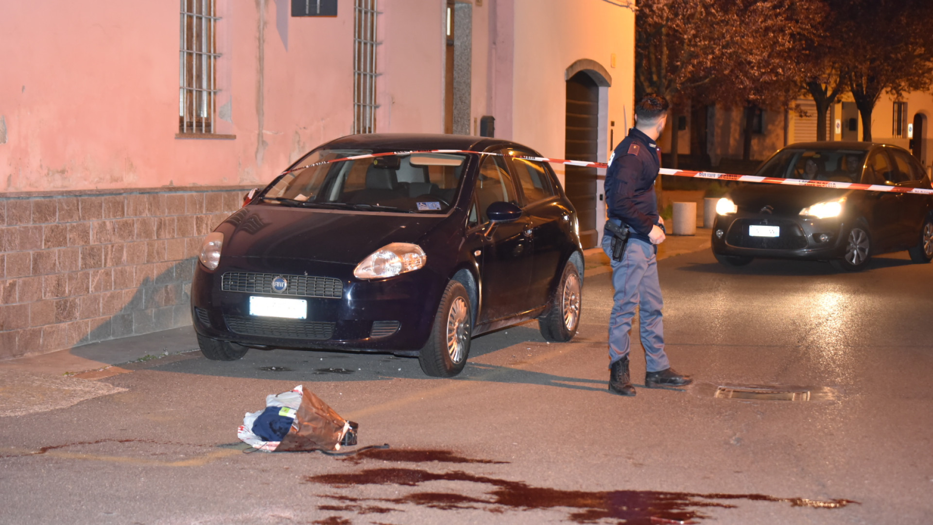 Uomo accoltellato in via Genocchi, profonda ferita al braccio. L'aggressore è fuggito