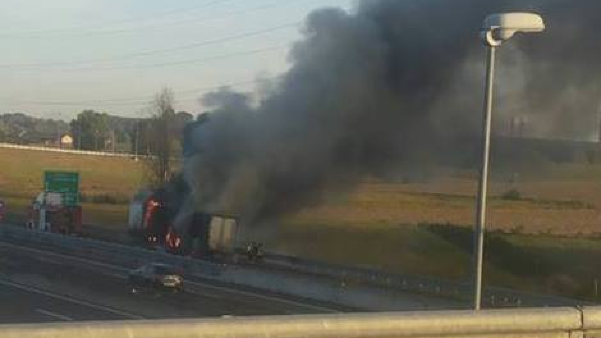Camion in fiamme sul raccordo tra A1 e A21: autista in salvo, nessun ferito