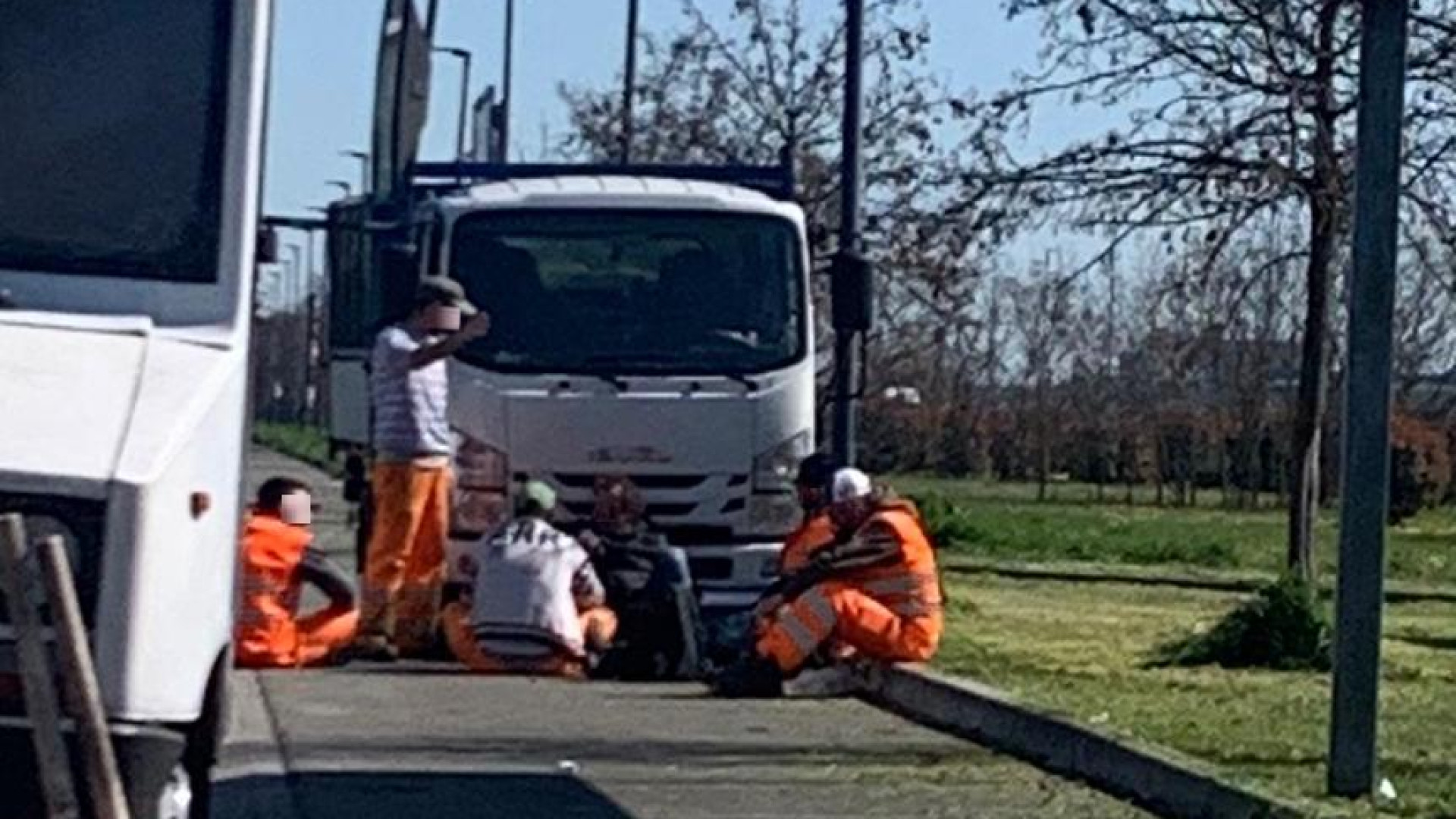 "Ecco la pausa pranzo di alcuni operai del verde nonostante i divieti"