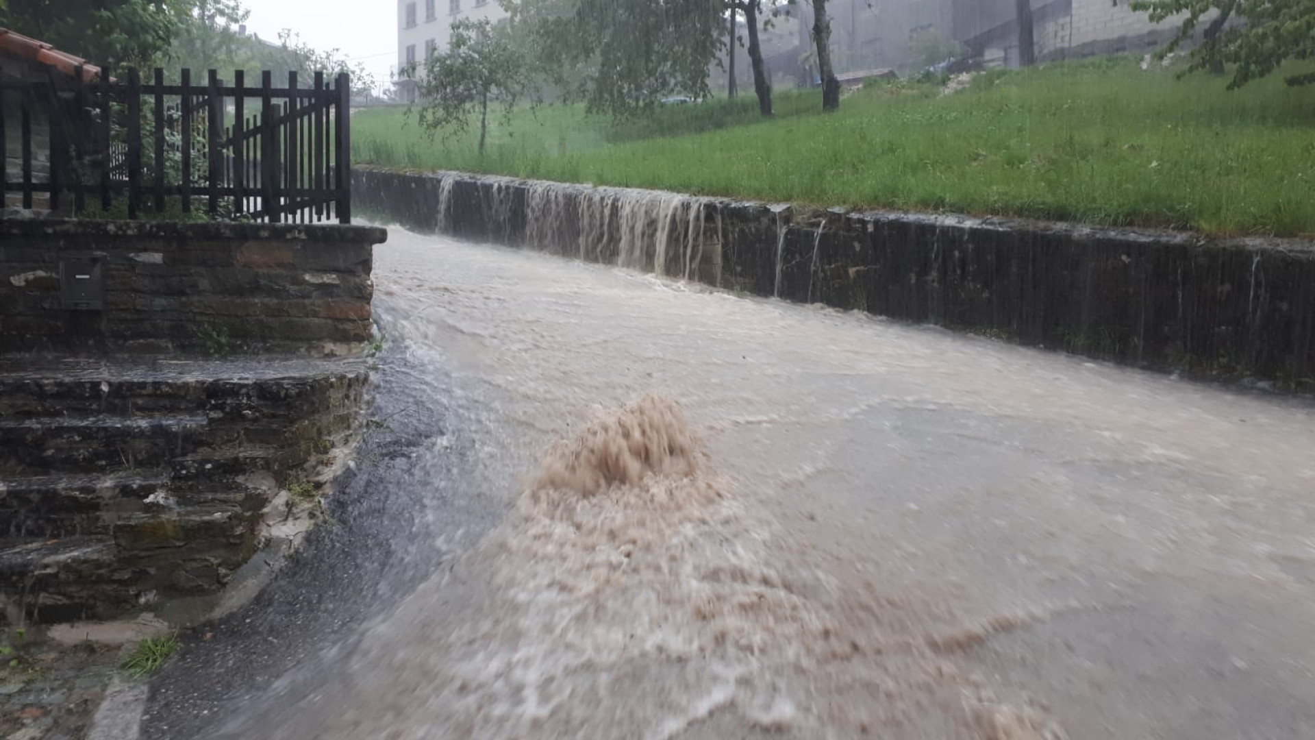 Bomba d'acqua in alta Alta Valdarda. Strade invase a Morfasso FOTO E VIDEO