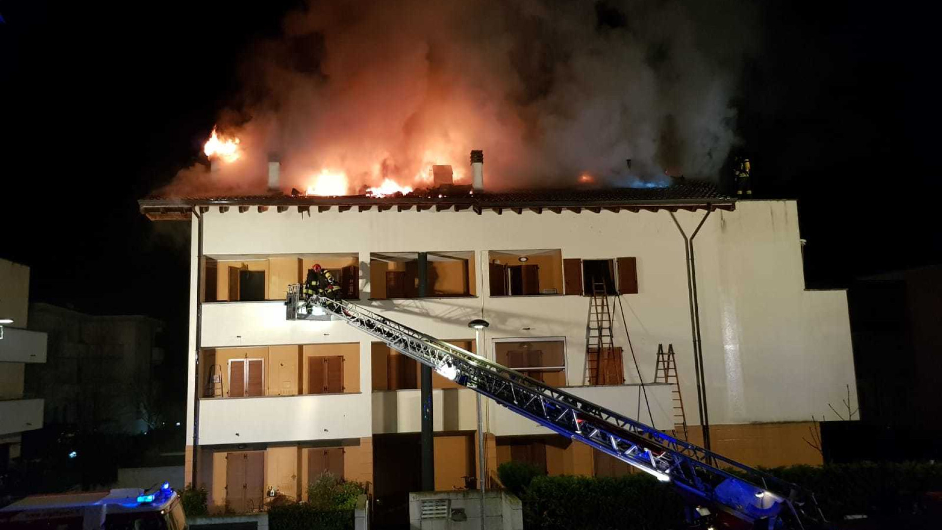 Domato l'incendio a San Nicolò. Pesantissimi i danni, evacuati nove appartamenti