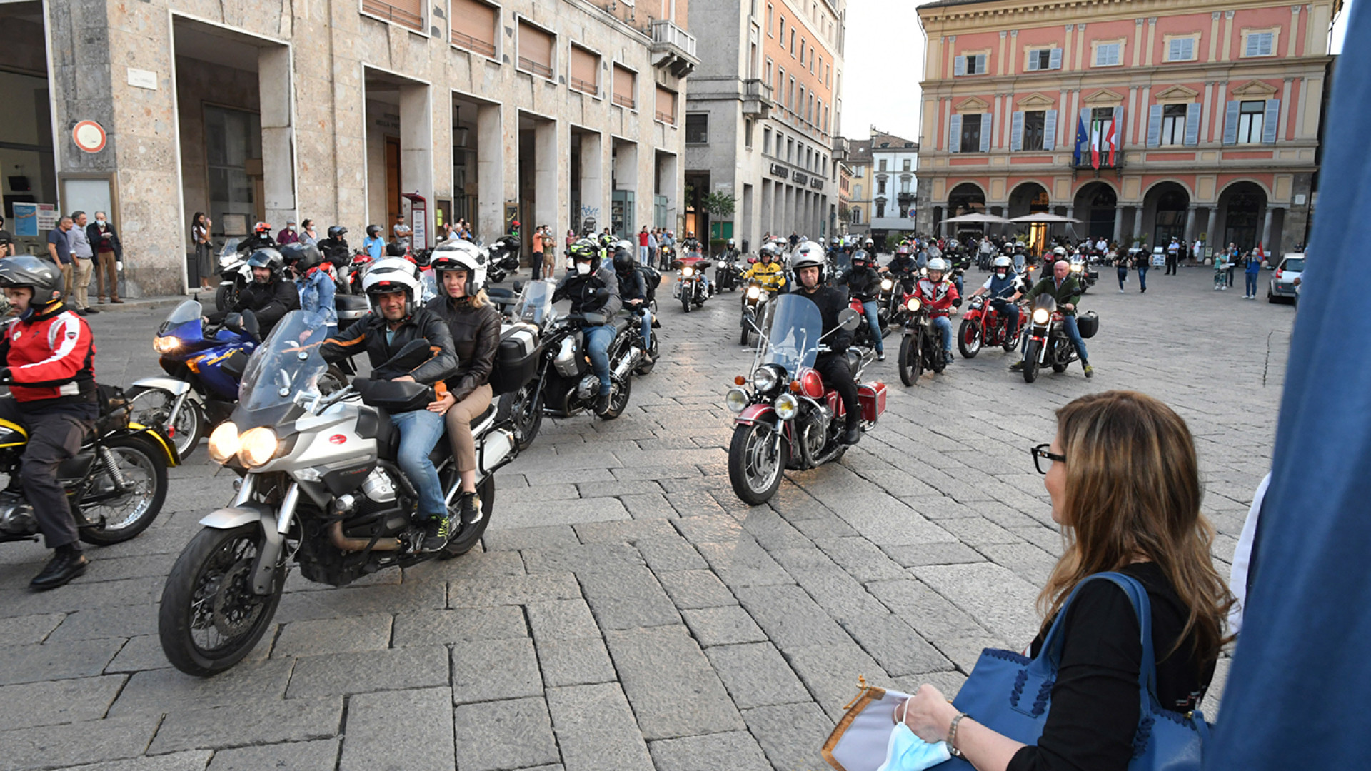 Le Moto Guzzi invadono il centro storico: raduno in piazza per il centenario