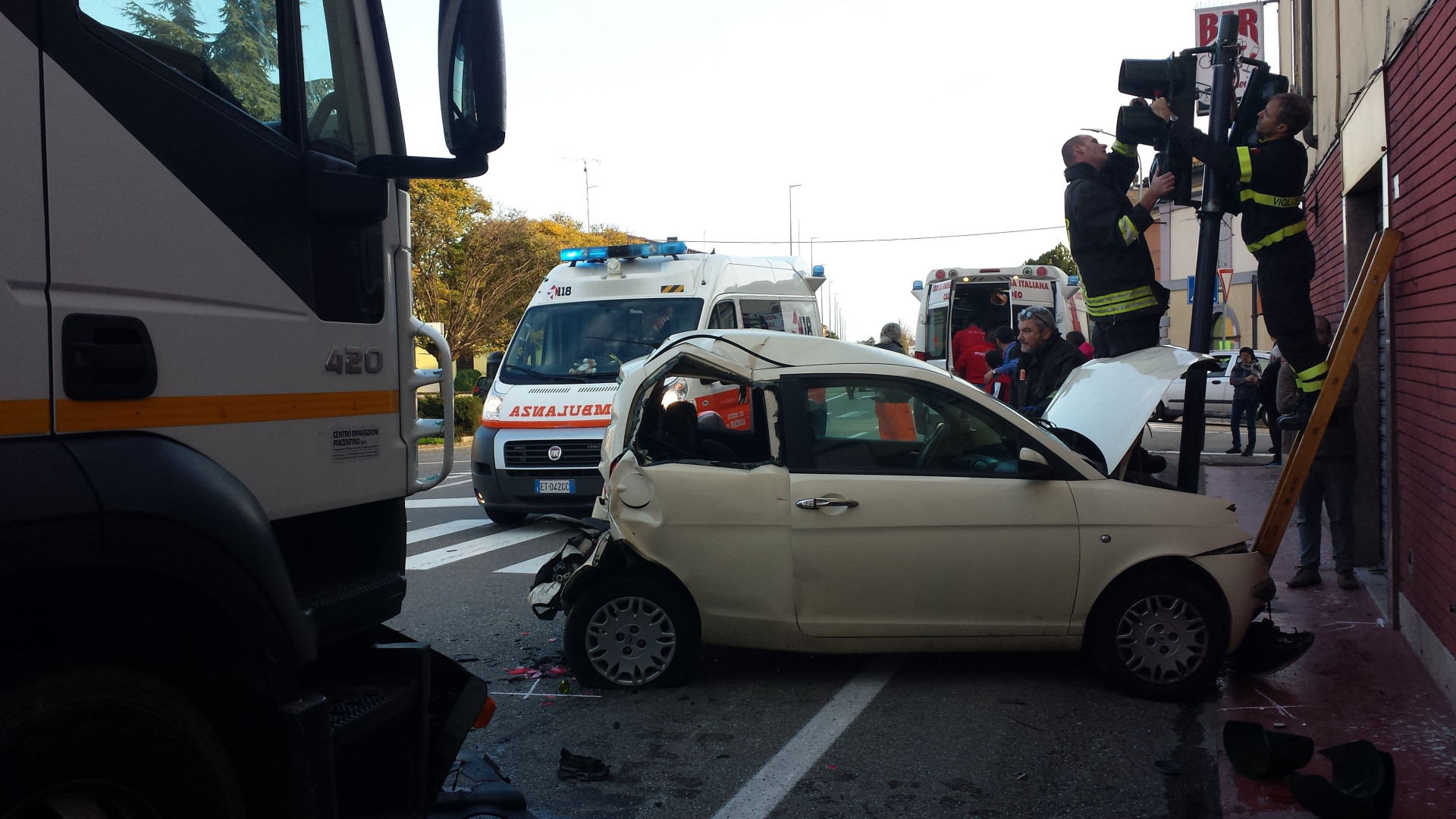 Camion contro auto: donna incastrata e liberata dai vigili del fuoco