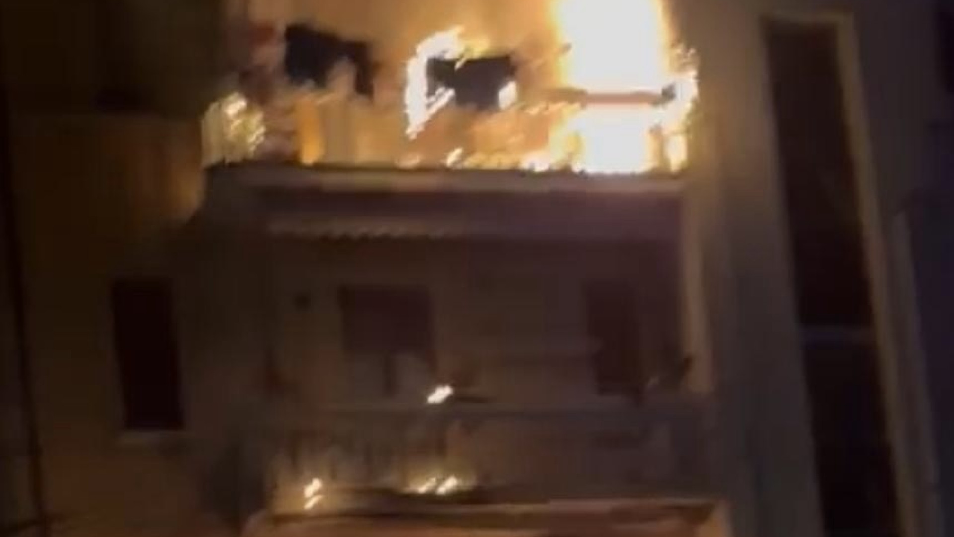 Accendono petardi sul balcone, scoppia un incendio: un intossicato, casa inagibile