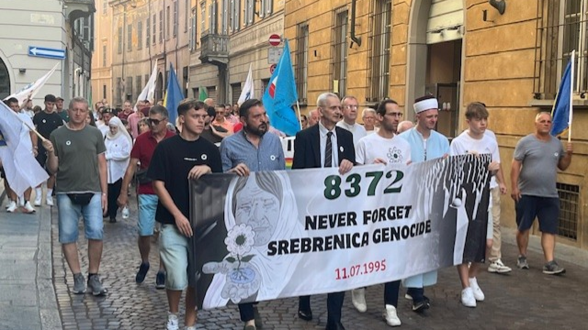 Anniversario di Srebrenica: giovani bosniaci sfilano nelle vie del centro