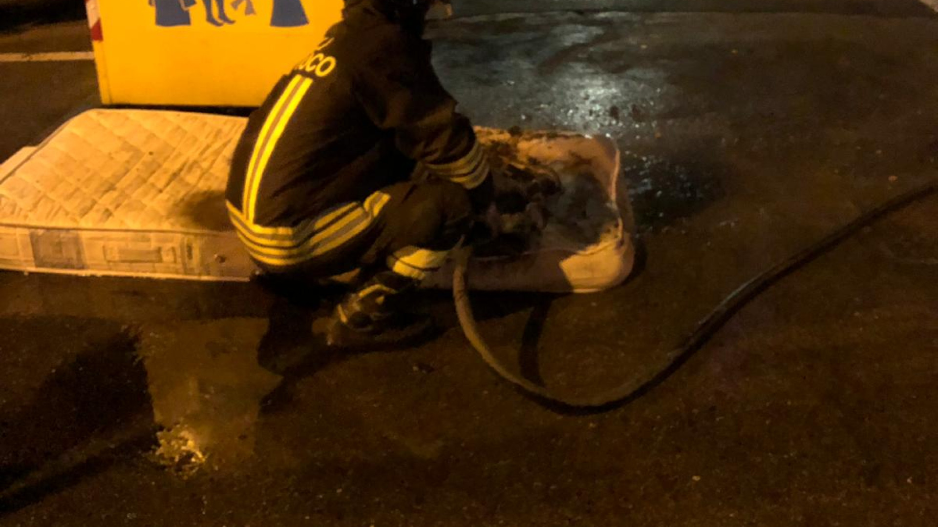 Tre cassonetti in fiamme nella notte, ignote le cause dei roghi