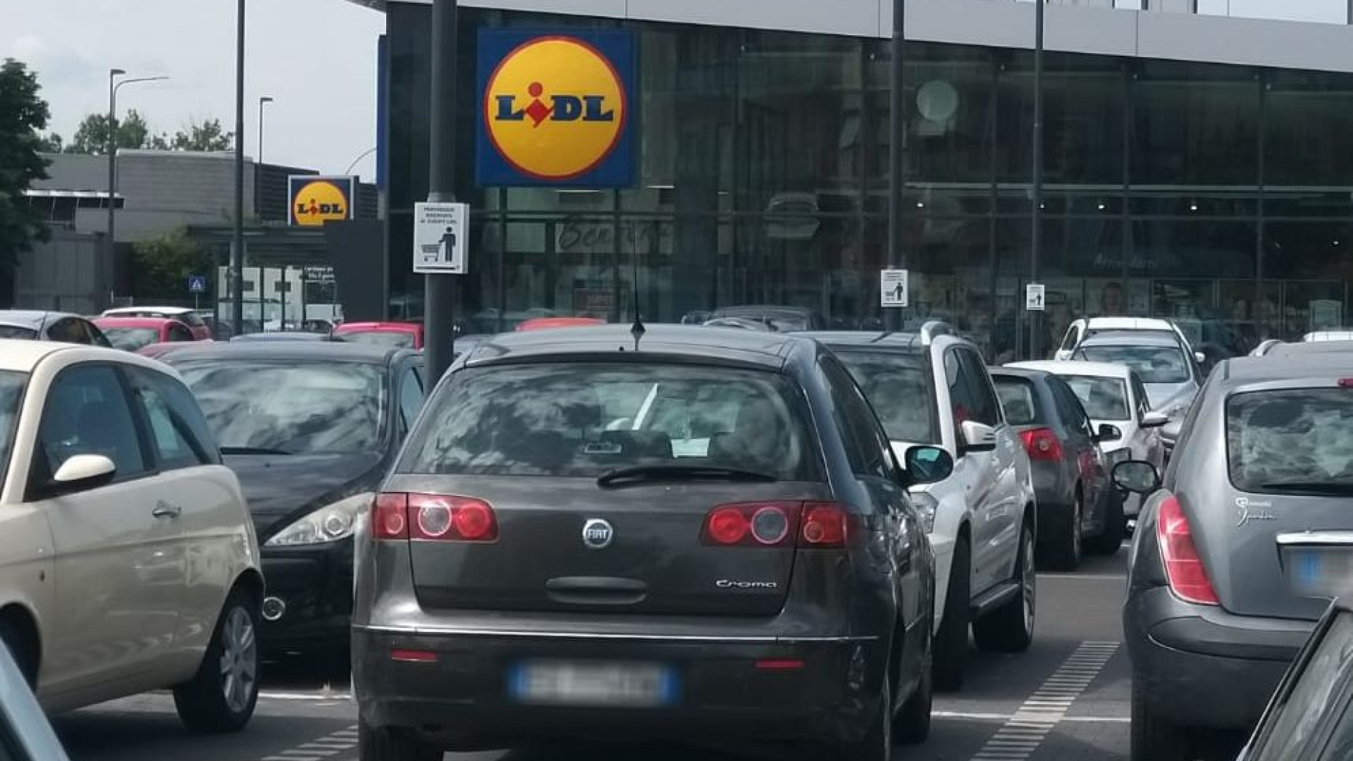 Via Calciati, il market riserva il posteggio solo ai clienti. "Ma non era aperto a tutti?"