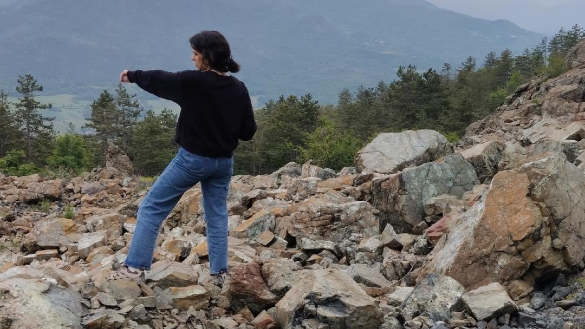 Raghad Saqfalhait, la giovane palestinese che trasforma in arte le pietre di Travo