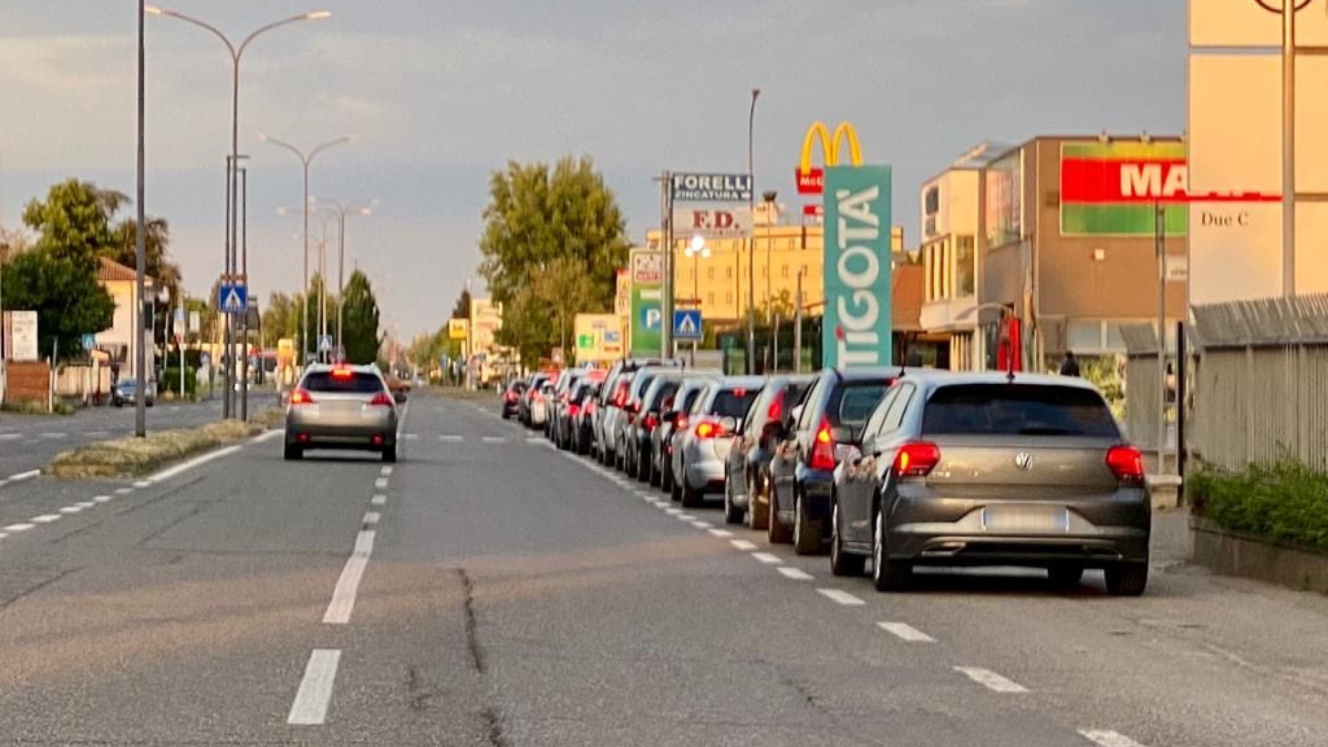 Fase 2 e vecchie abitudini: i piacentini si rimettono in coda al fast food