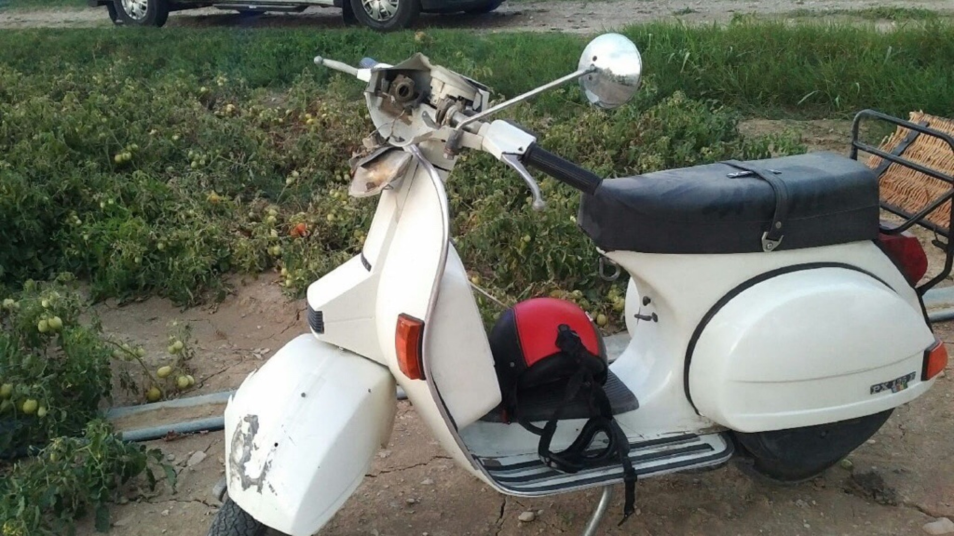 Cade in Vespa lungo una strada sterrata, gravissimo un 58enne