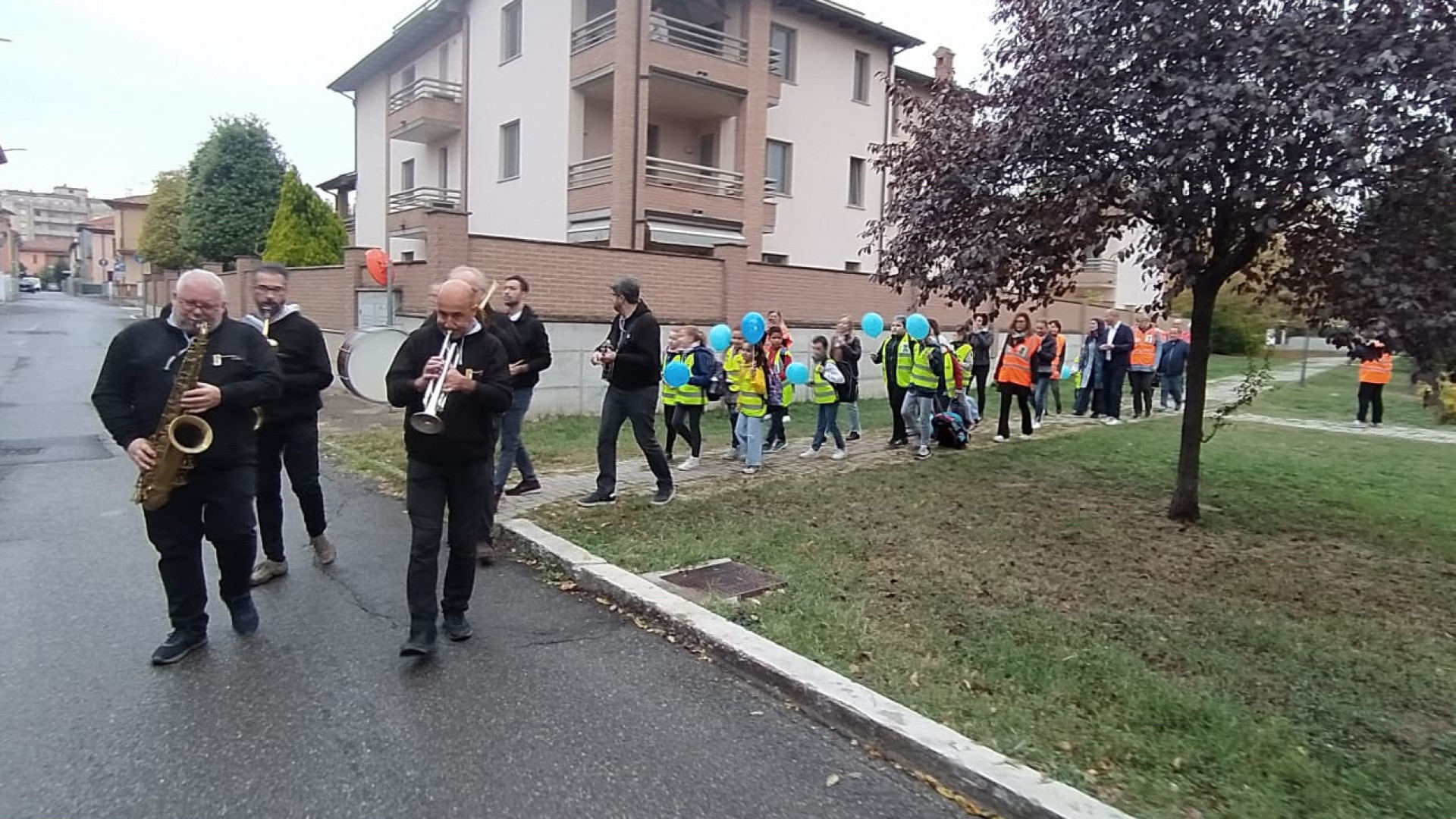 A scuola a ritmo di jazz con il Pedibus accompagnato dalle note dei musicisti