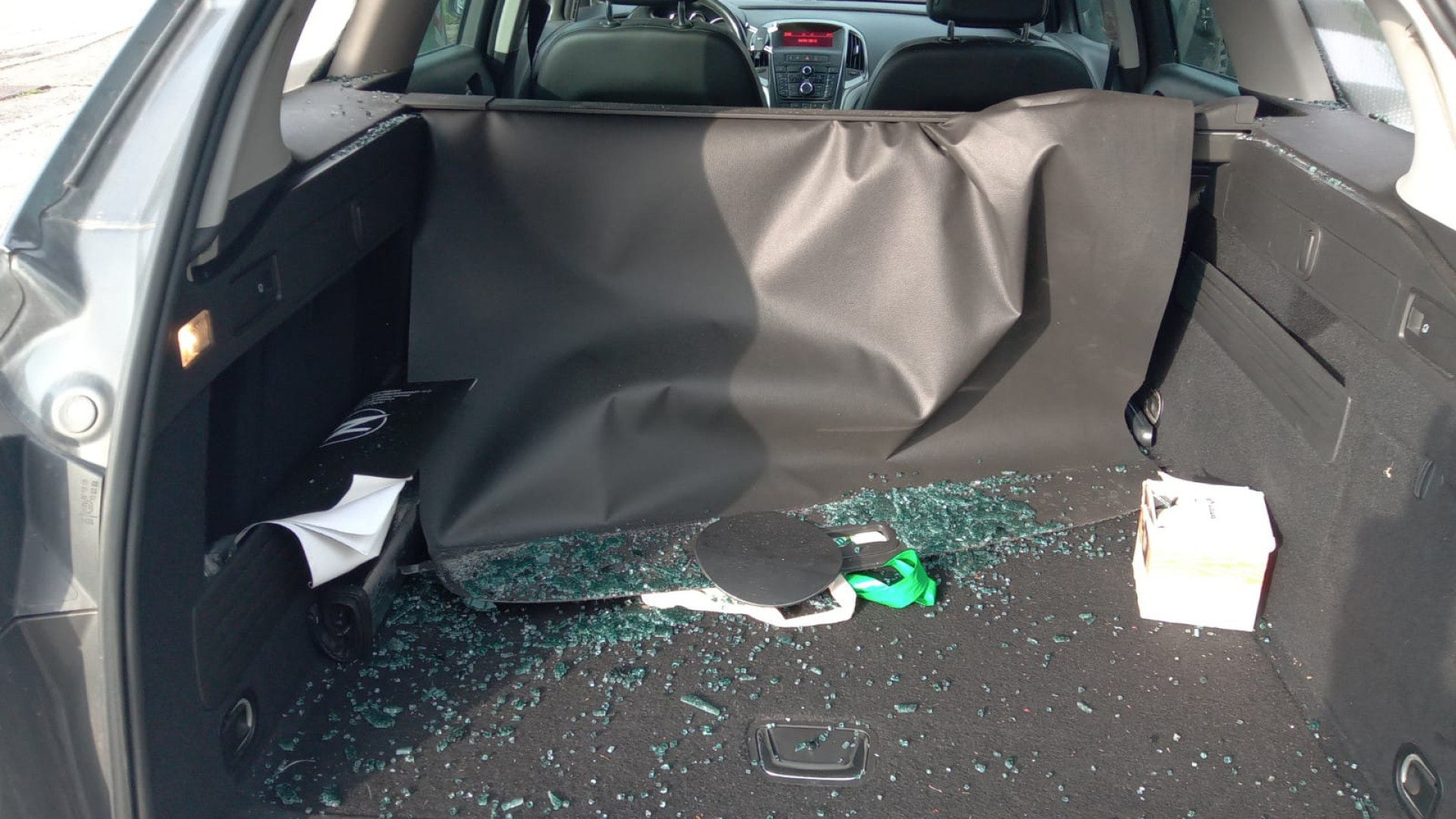 Colpi di mattone sull'auto di una donna, bloccato da un gruppo di ragazzi