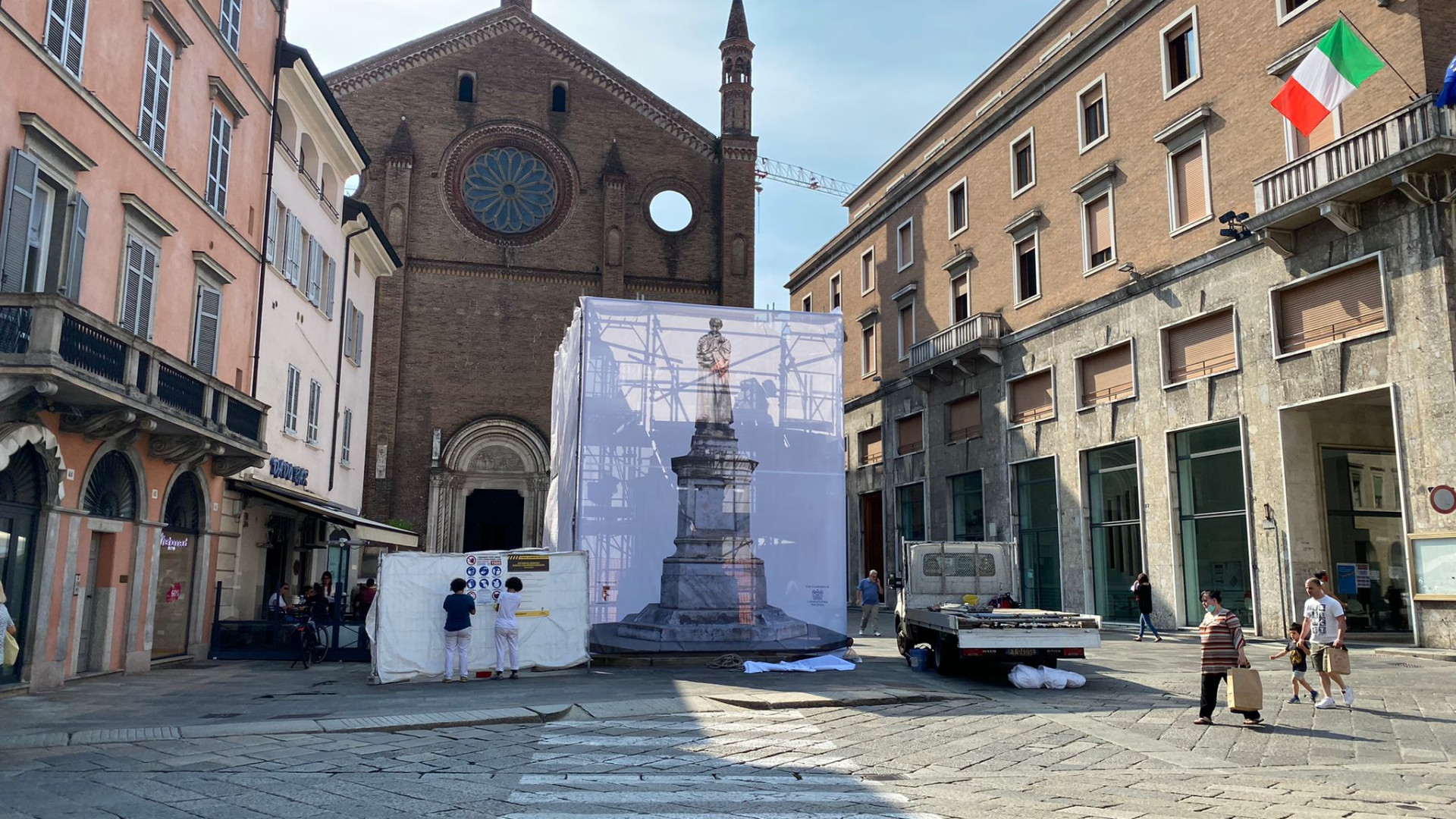 Statua di Romagnosi, restauro coperto da un telo che riproduce l'opera