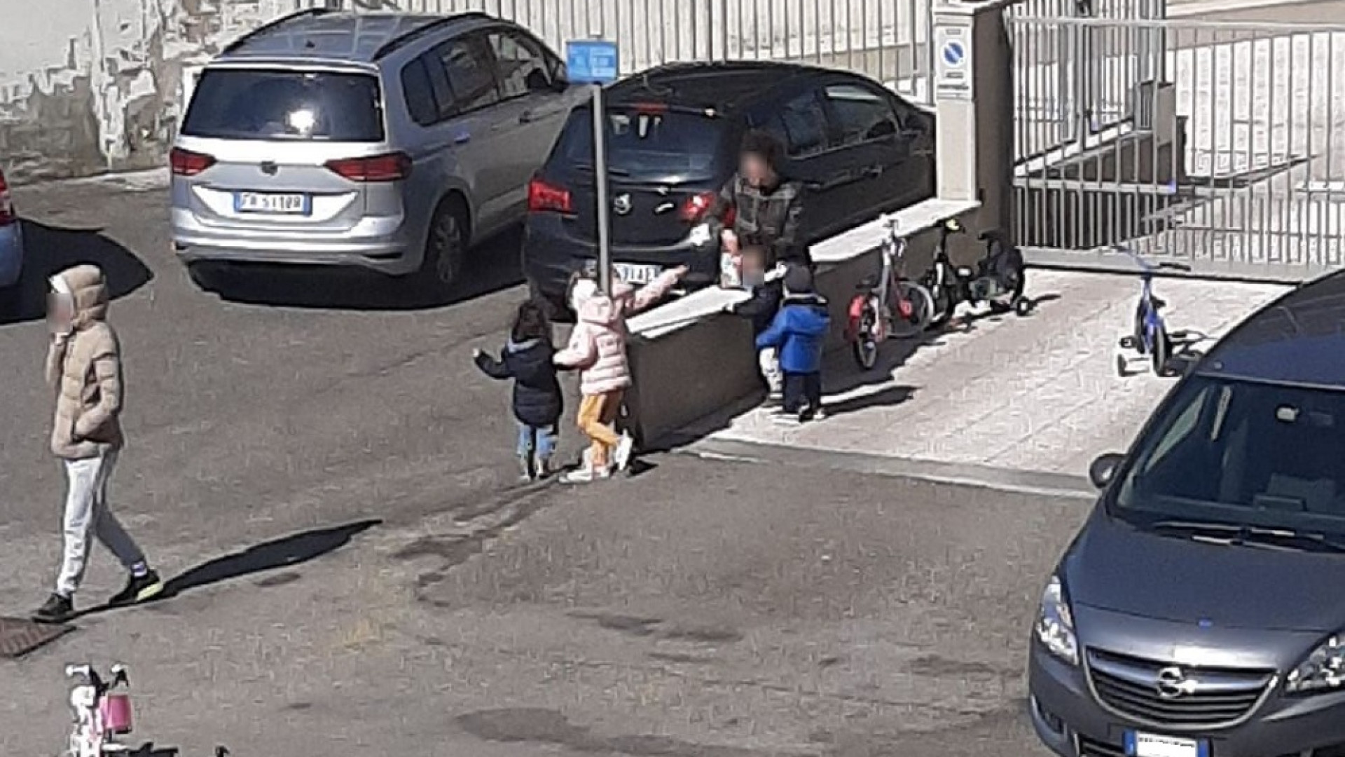 "Intere famiglie in strada a passeggiare". La segnalazione dei residenti
