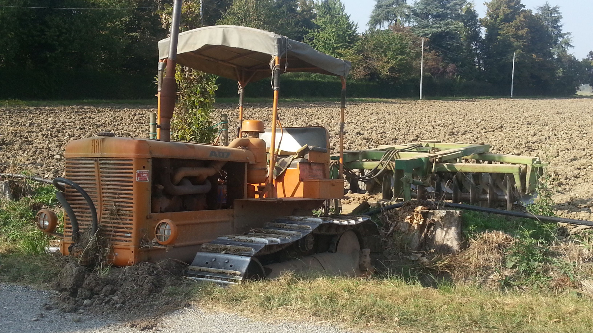 Cade dal trattore mentre sta arando, serio infortunio per un agricoltore