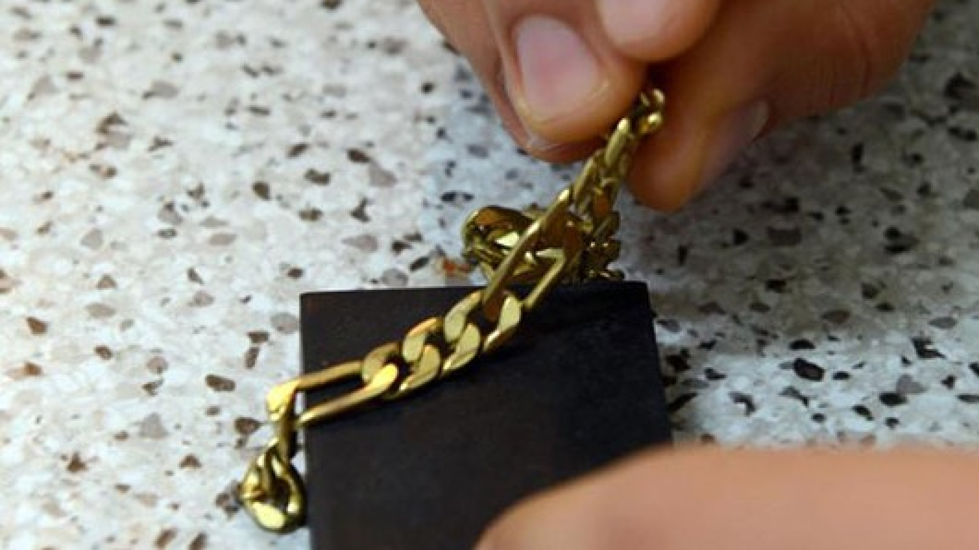 Prende le chiavi di casa dell’amico e gli ruba 10mila euro di gioielli