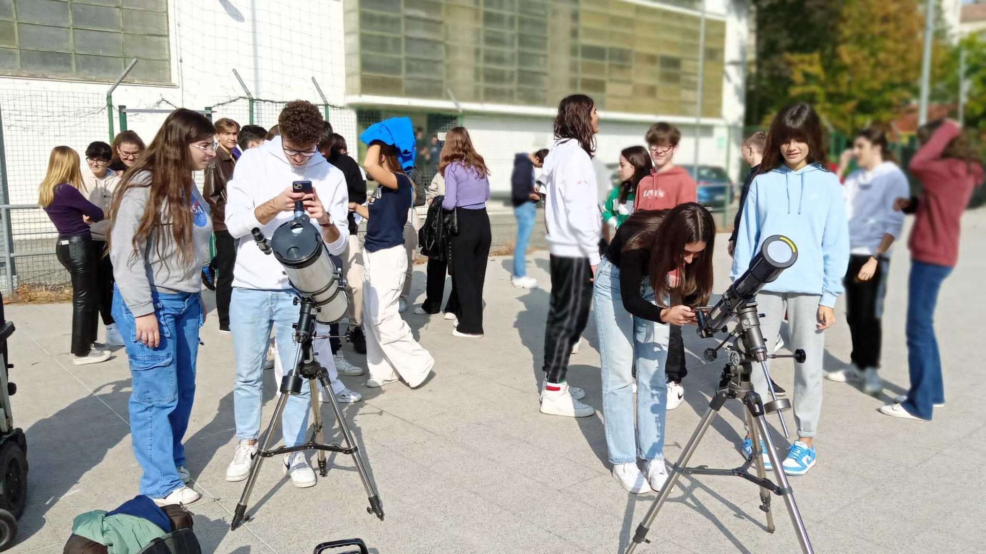 Gli studenti del Respighi a lezione di astronomia per l'eclissi parziale di sole