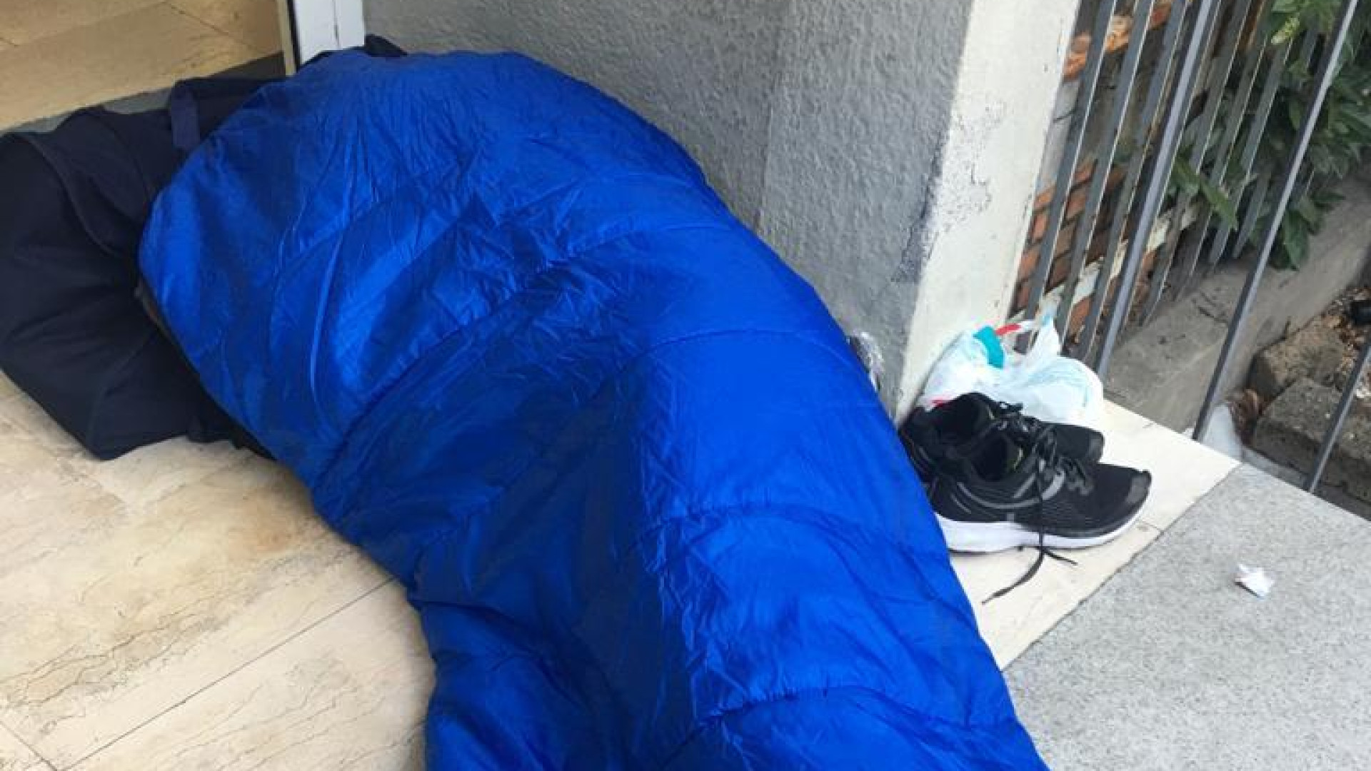 Davanti al liceo Colombini i giacigli dei migranti: i bidelli allertano le forze dell'ordine