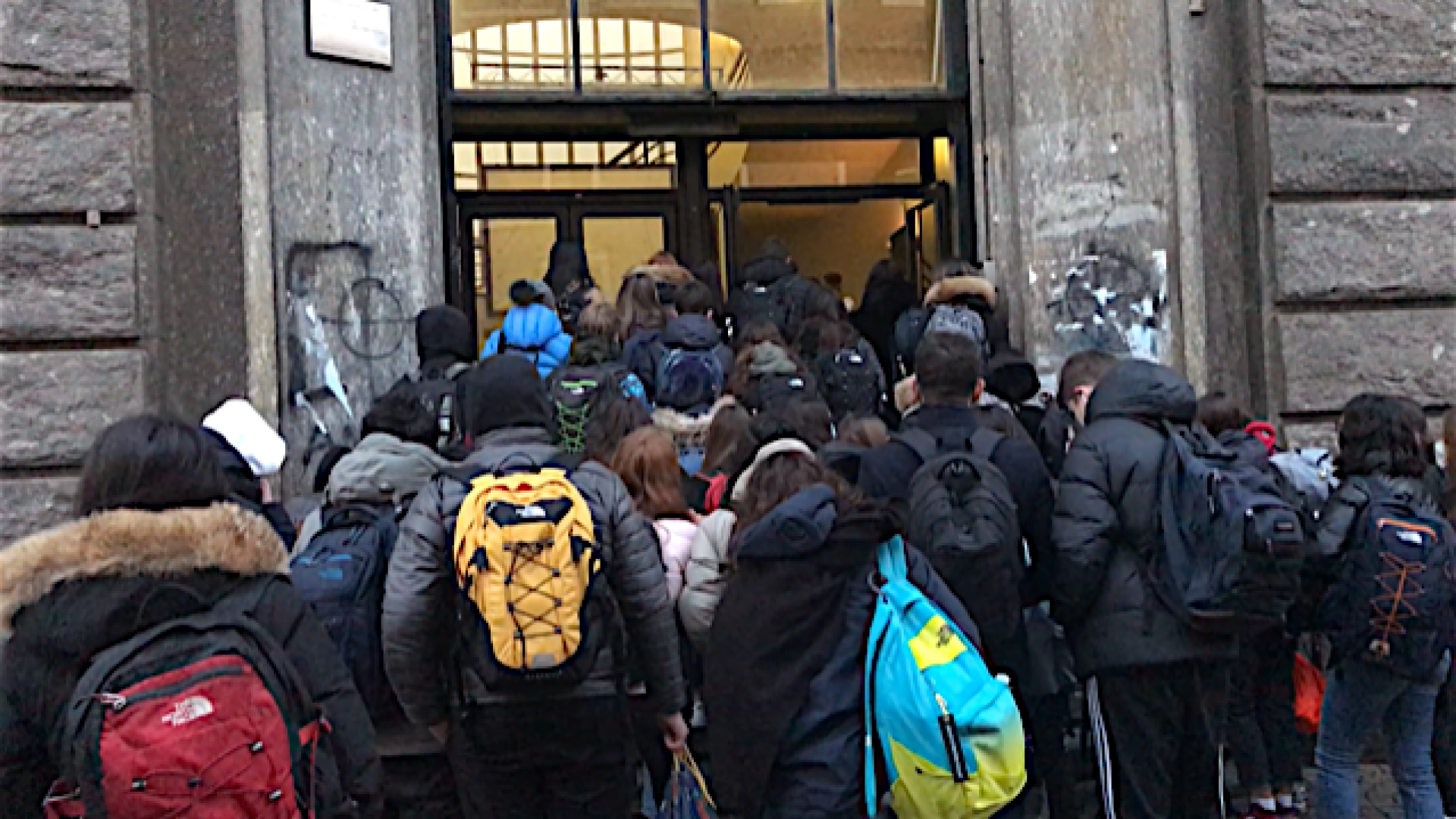 Aule piccole e nodo trasporti: la scuola studia il rientro totale degli studenti