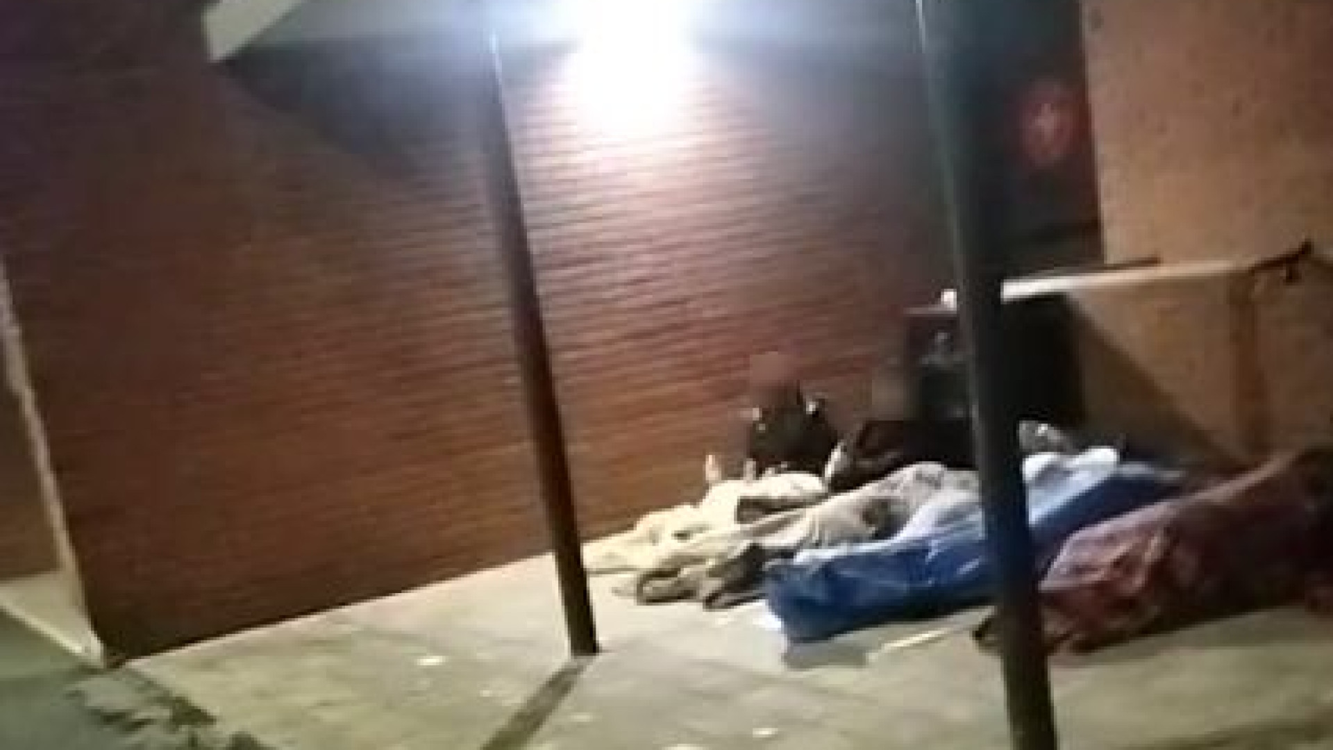 Le code infinite e le notti al freddo davanti alla questura per i richiedenti asilo
