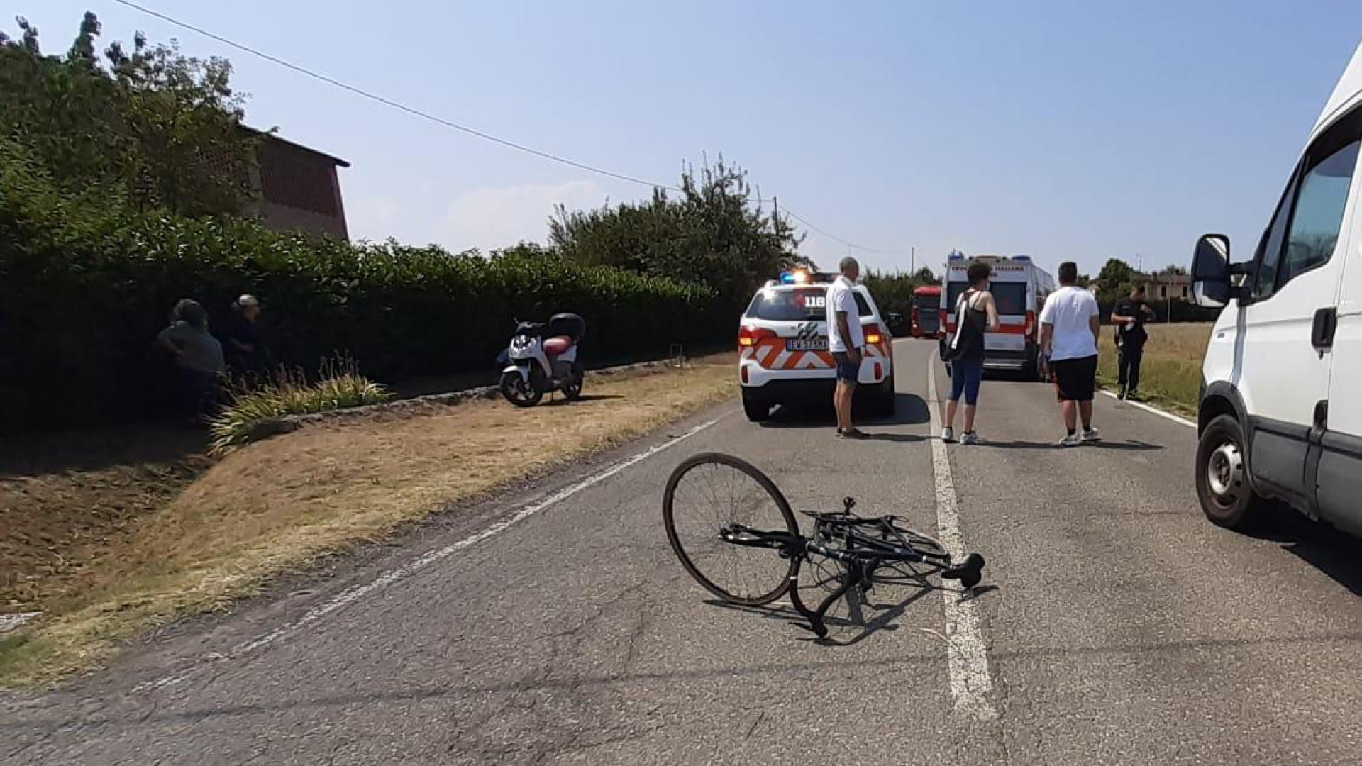 Ciclista urtato da un furgone si schianta contro una moto: a Parma in elicottero