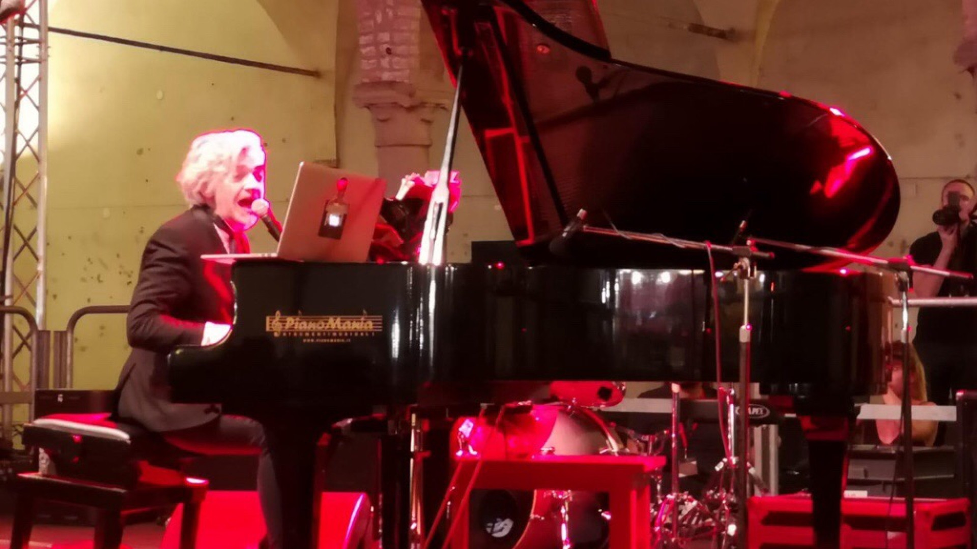 Magia al Fillmore: Mussida incanta alla chitarra, Morgan da applausi
