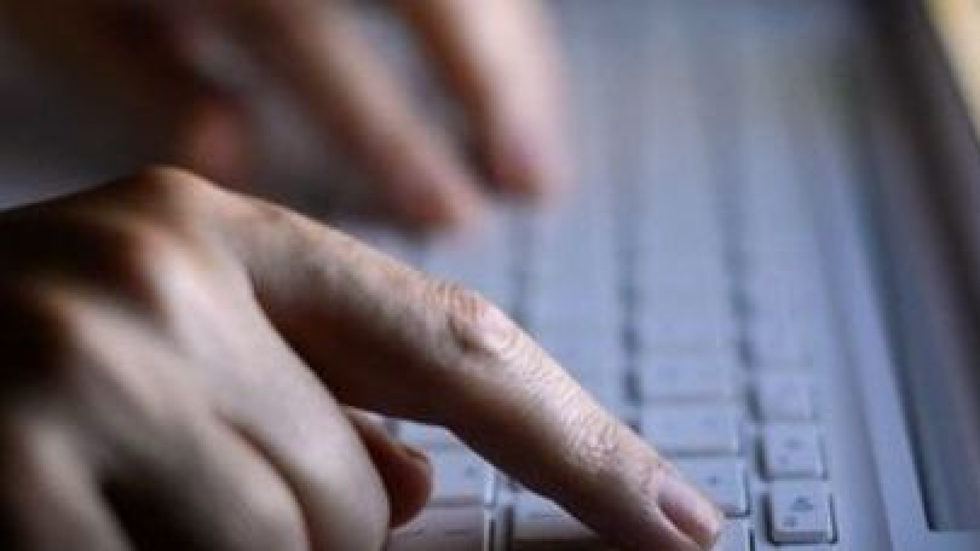Quattordicenne adescata via chat, denunciato un 21enne
