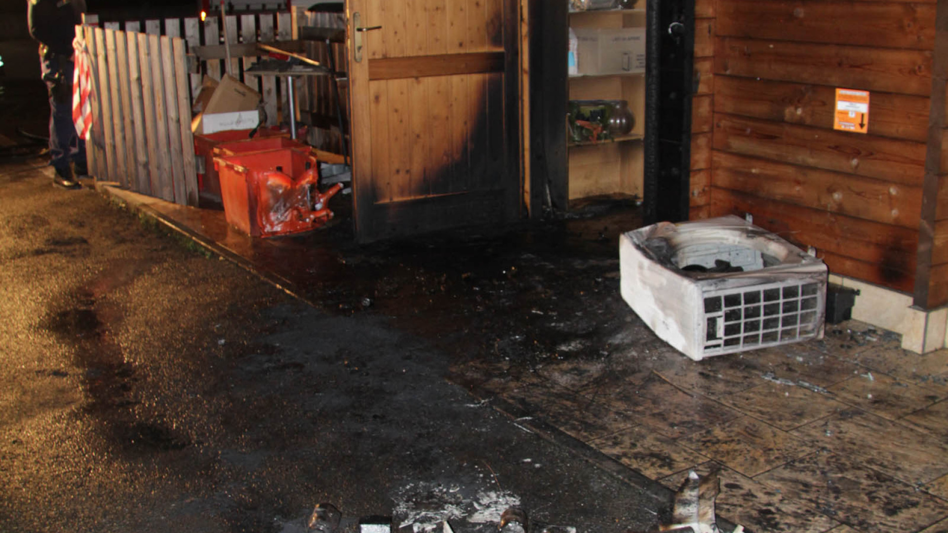 Gragnano: bar dell'autolavaggio in fiamme, intervento dei vigili del fuoco