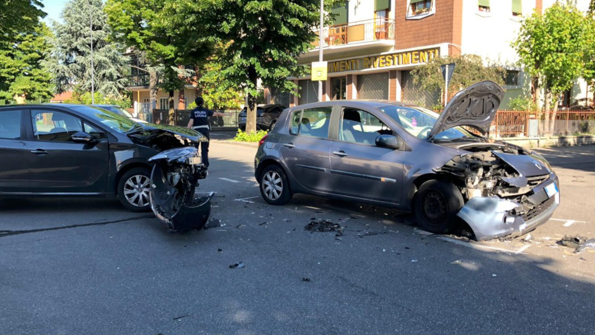 Frontale in via Radini Tedeschi: auto distrutte. Un ferito