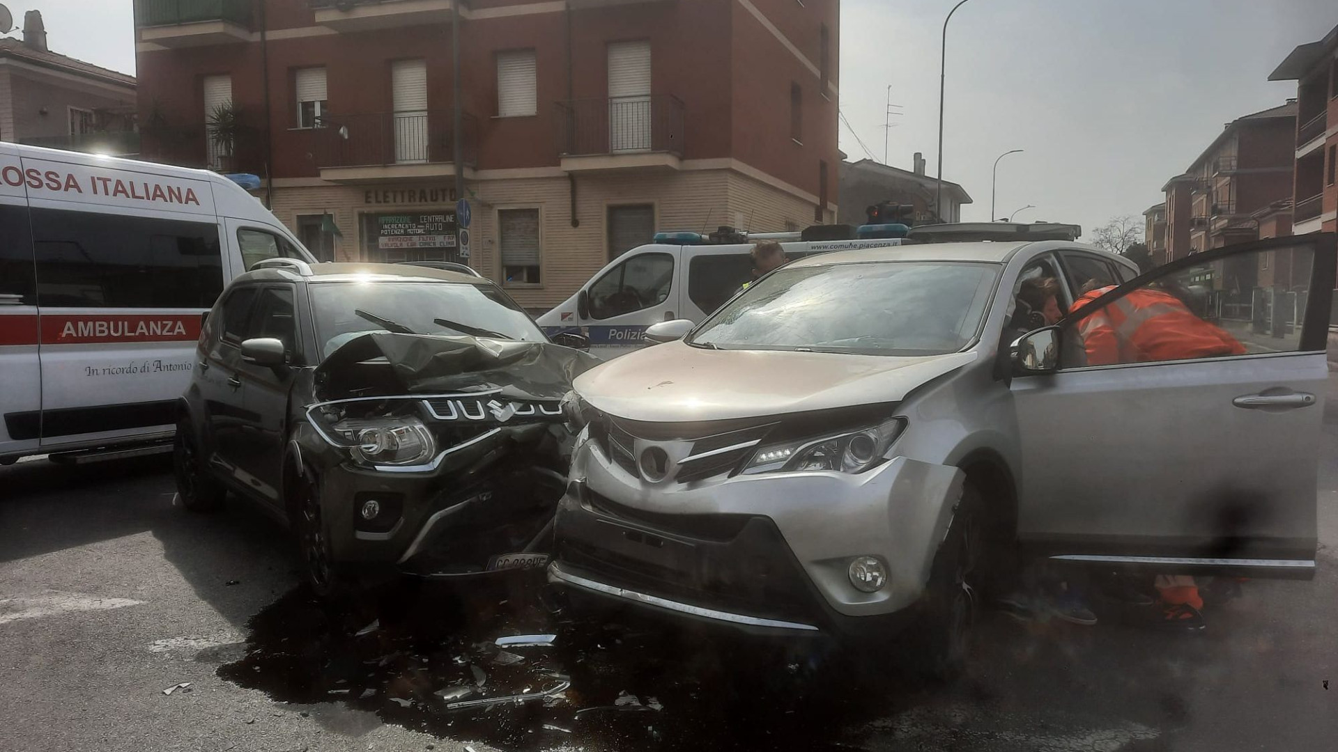 Scontro tra auto all'incrocio tra le vie Conciliazione e Gobbi Belcredi: due feriti