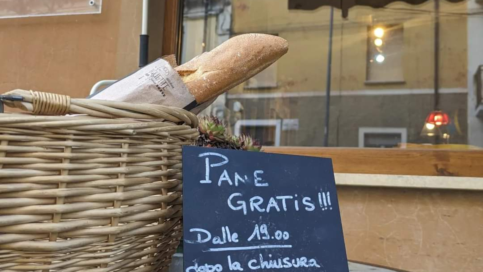 Pane gratis a Farini dopo le 19 con l’operazione solidale di Patricia e Philippe