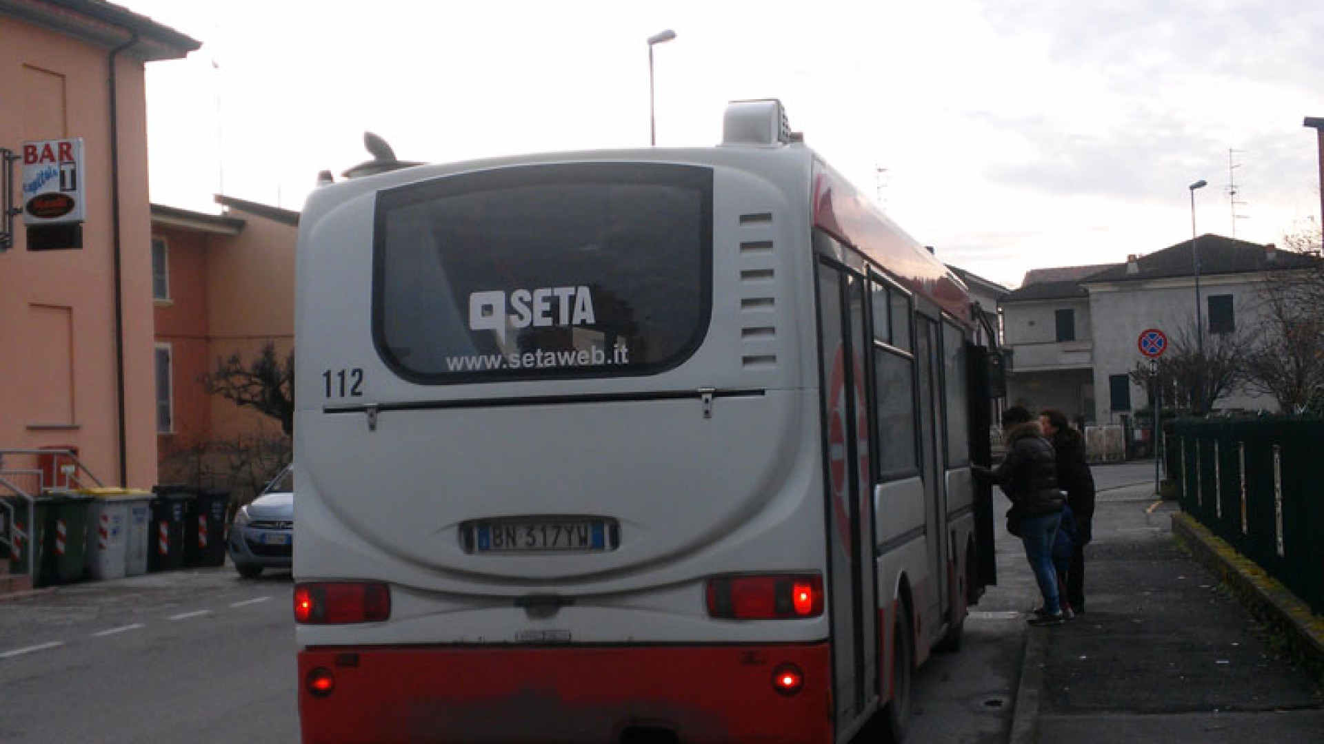 Fiorenzuola: autobus bloccato da un incendio. Sul posto i vigili del fuoco