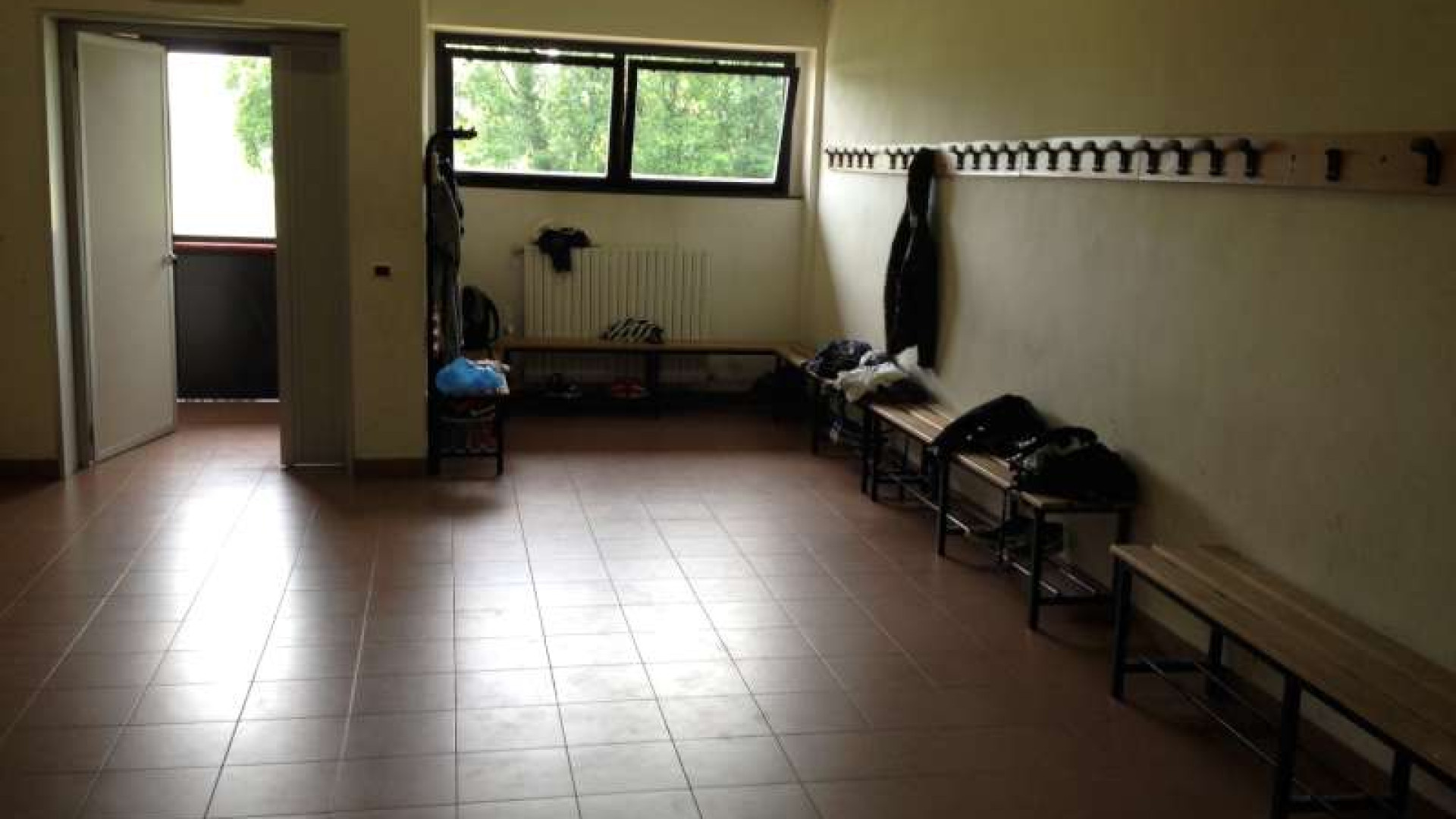 Furto al Raineri-Marcora, giovane ladro fugge nei campi