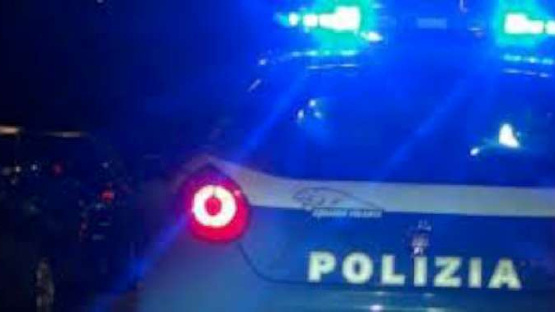 Scappa con la Punto rubata: la polizia recupera un ricco bottino a bordo