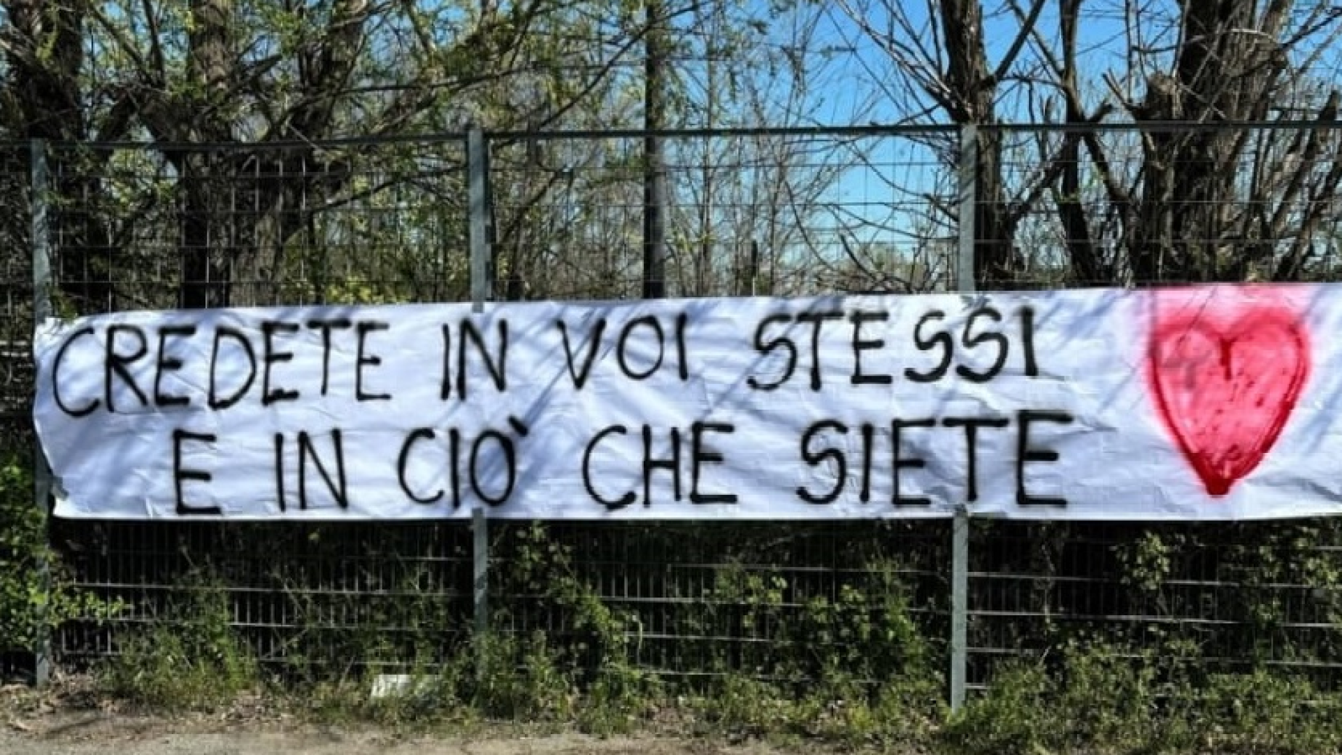Gas Sales Bluenergy, lo striscione di incoraggiamento dei Lupi Biancorossi