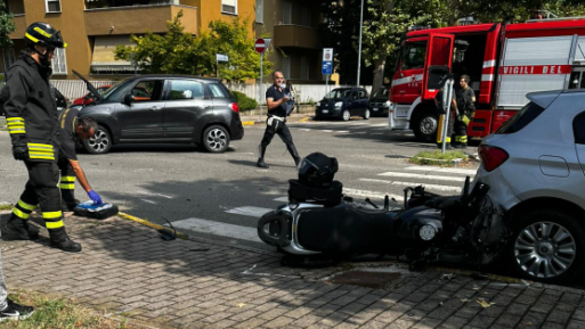 Besurica, incidente all'incrocio tra auto e moto: un ferito all'ospedale