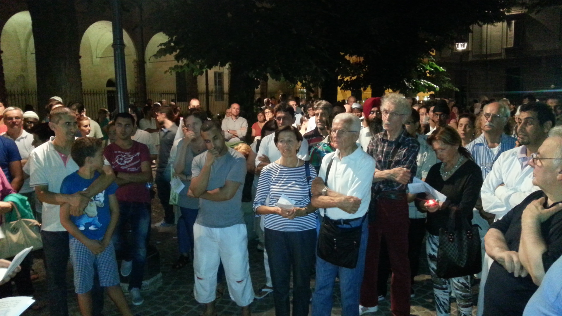 Preghiera interreligiosa per la pace, fedeli in piazza. Lite tra donne