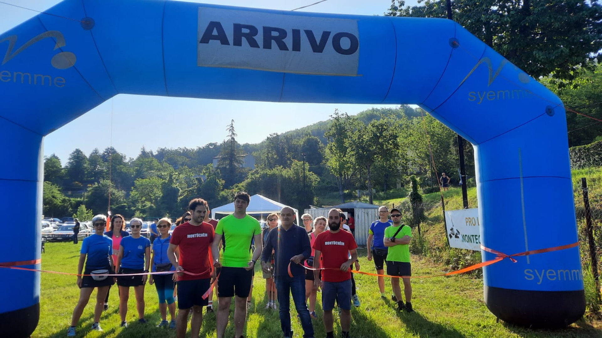 In 600 tra castelli, borghi e mucche al pascolo per la marcia dell'Alta Val Riglio