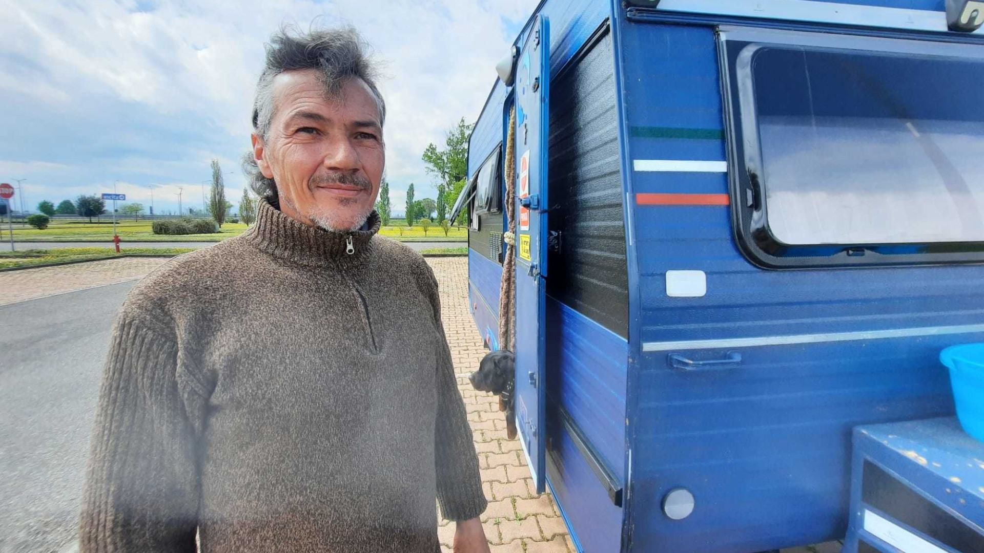 Vincenzo vive in roulotte: "Sono 180esimo per le case popolari e senza acqua"