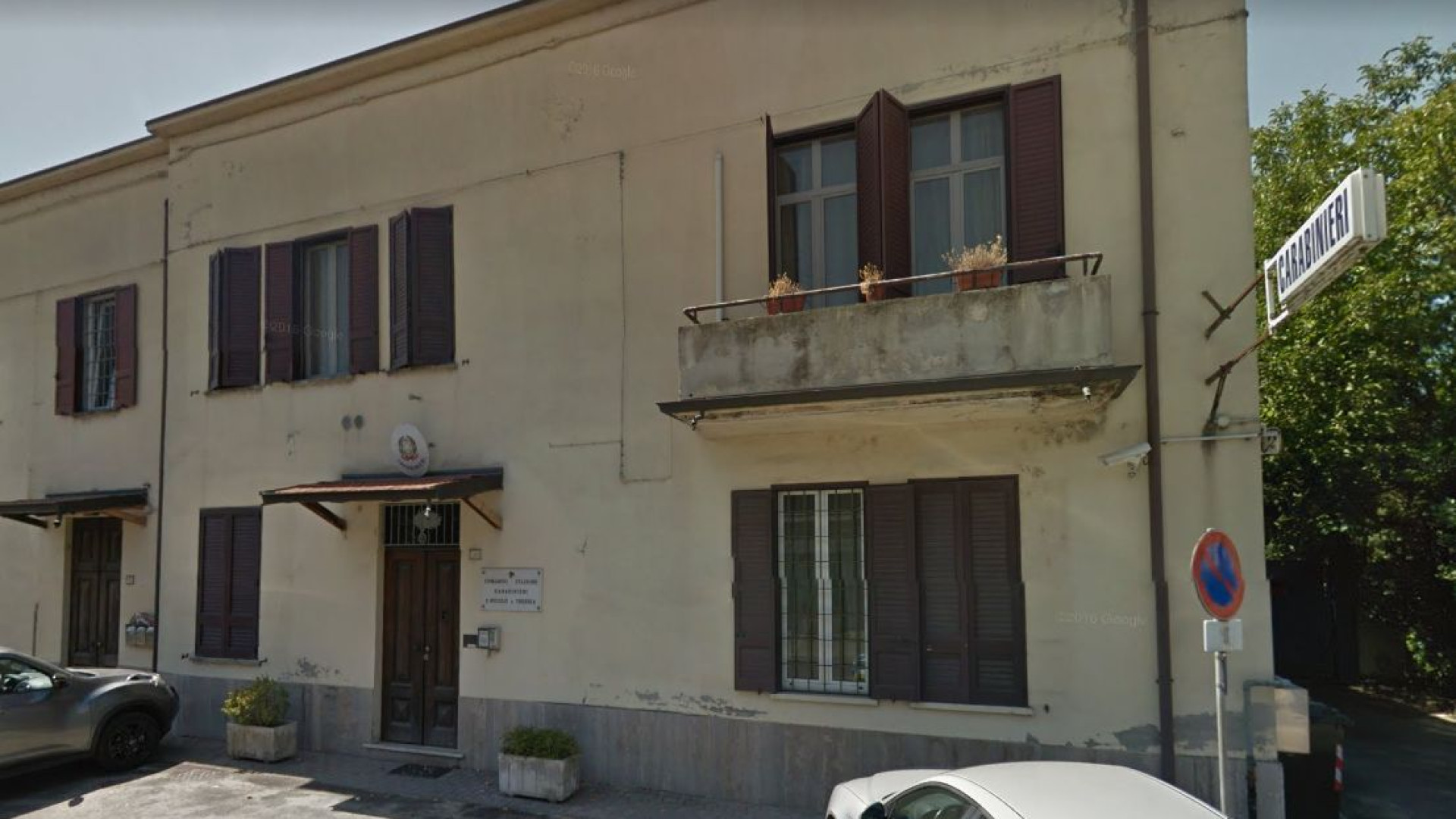 Ubriaco parcheggia, lascia le chiavi al cassiere e si sdraia al supermercato