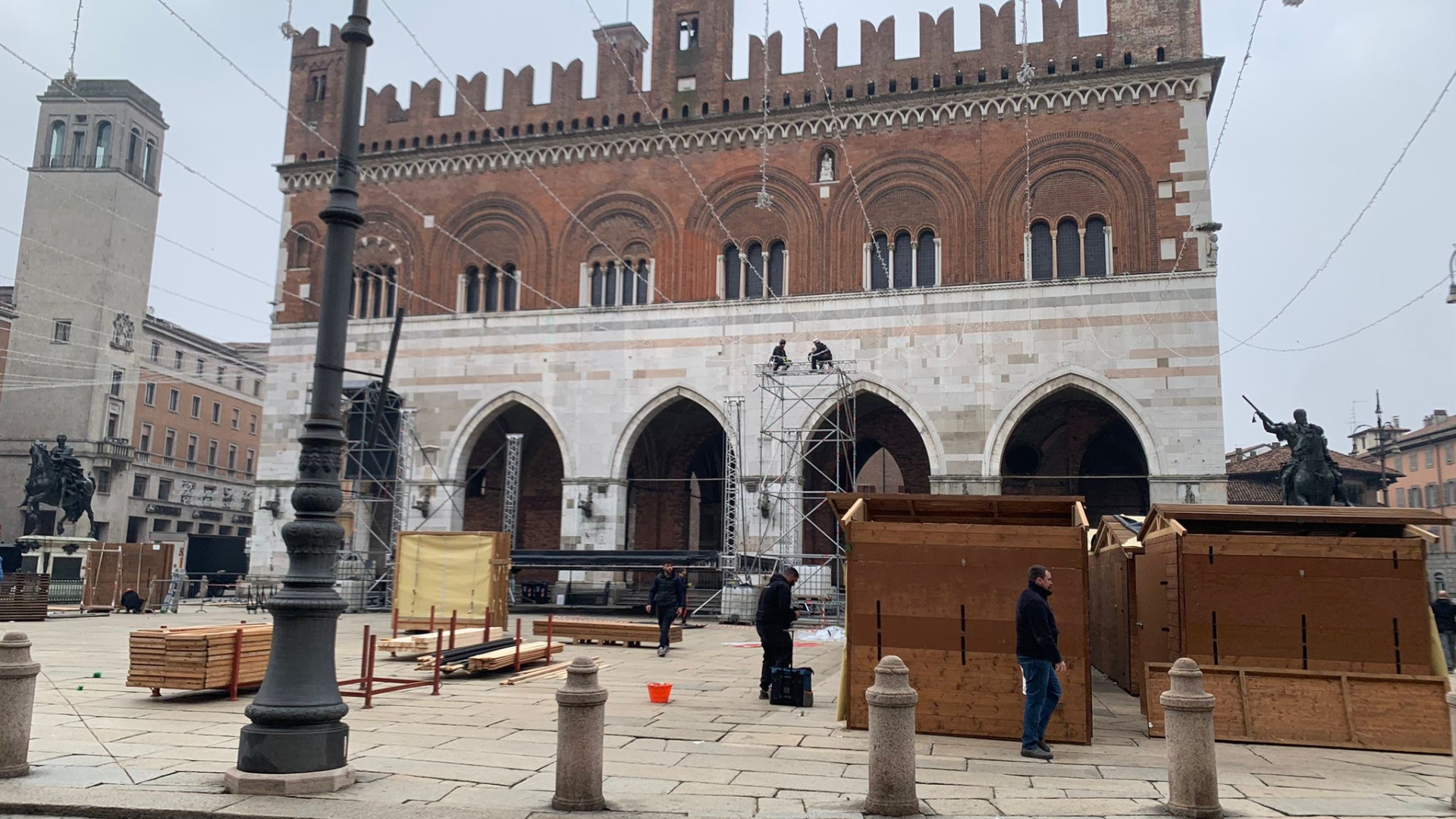 Smantellate le casette di Natale. Piazza Cavalli si prepara al Capodanno