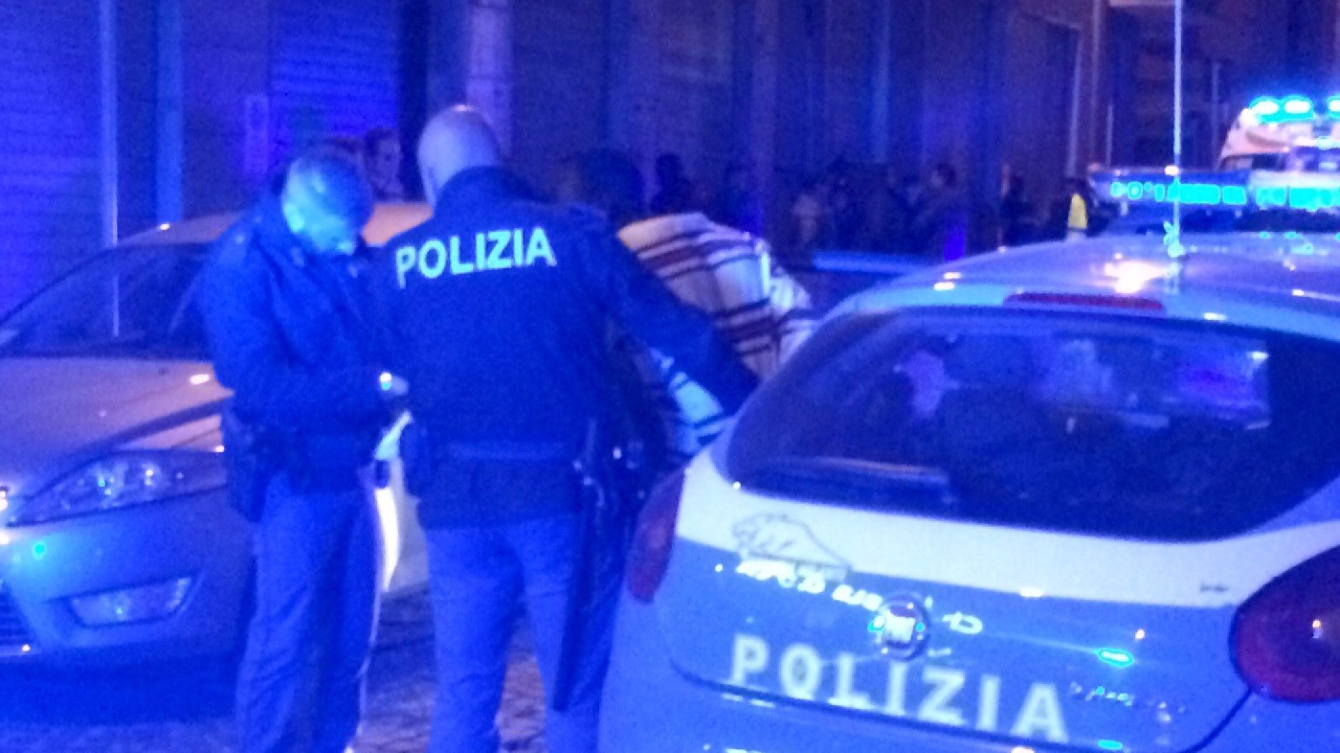 Lite con bottigliate in via Alberoni. Un ferito e un fermato