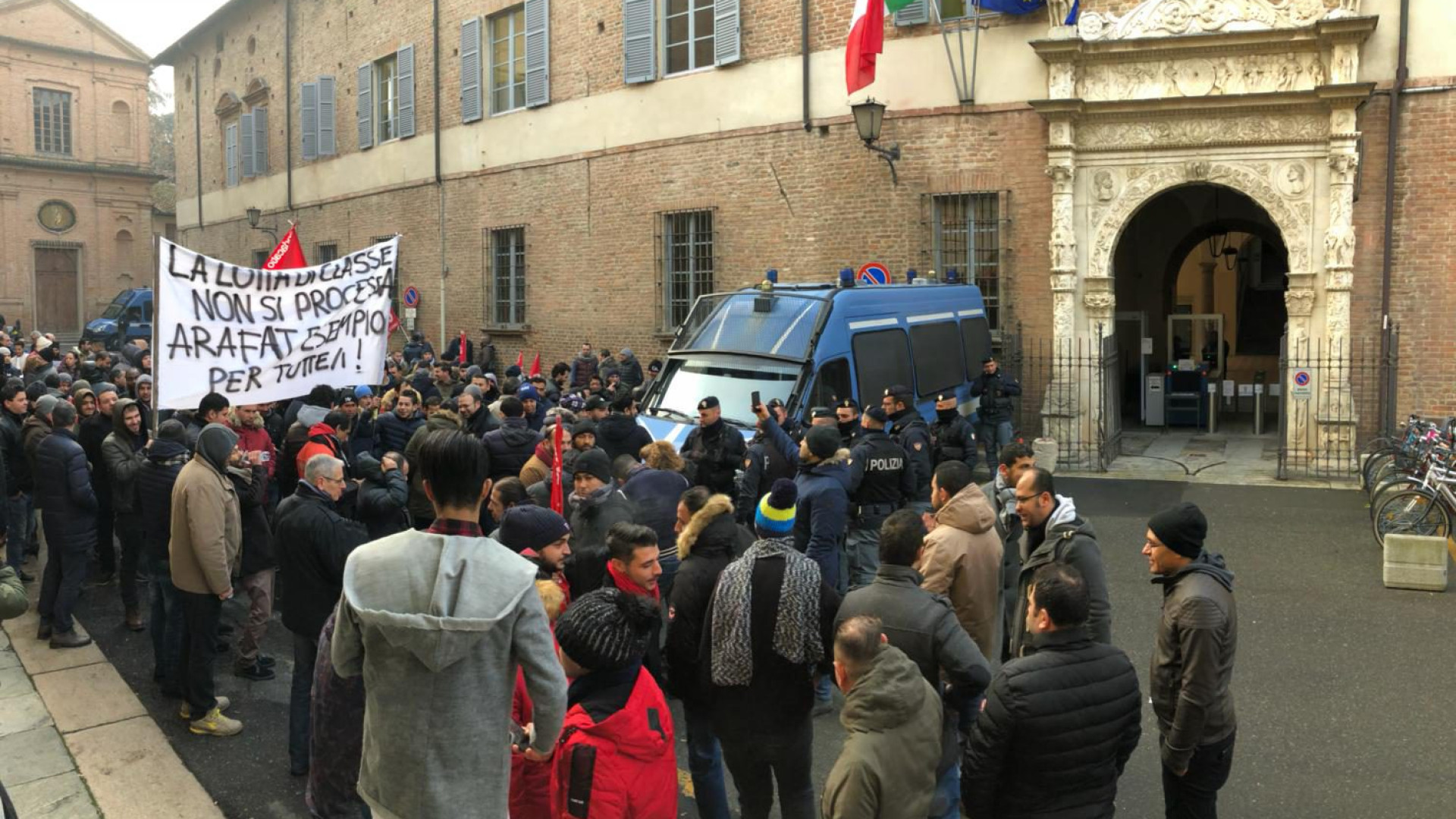Processo per uno sciopero alla logistica, 200 Si-Cobas manifestano in tribunale