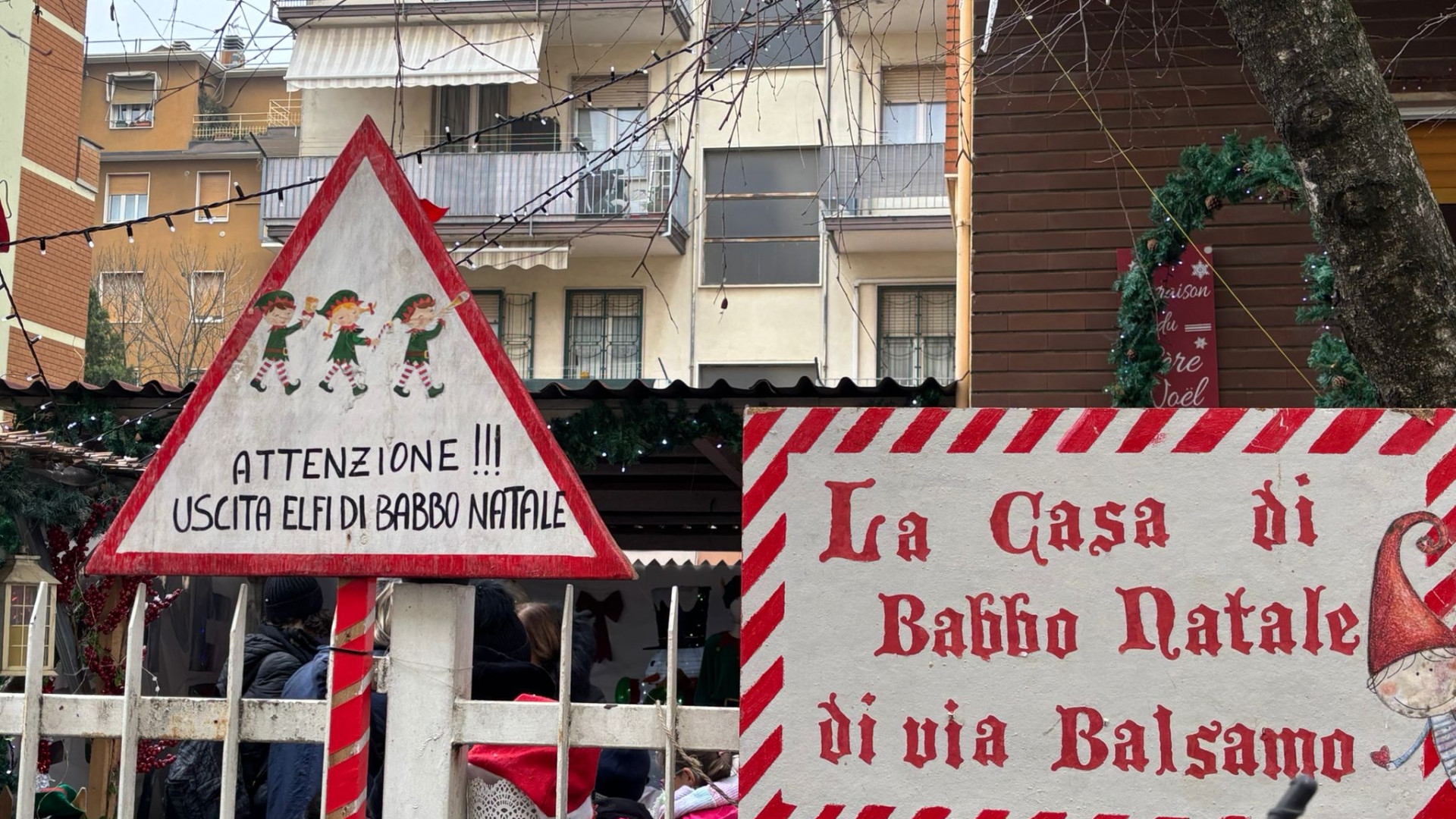 La magia del Natale in via Balsamo con il villaggio che affascina i più piccoli