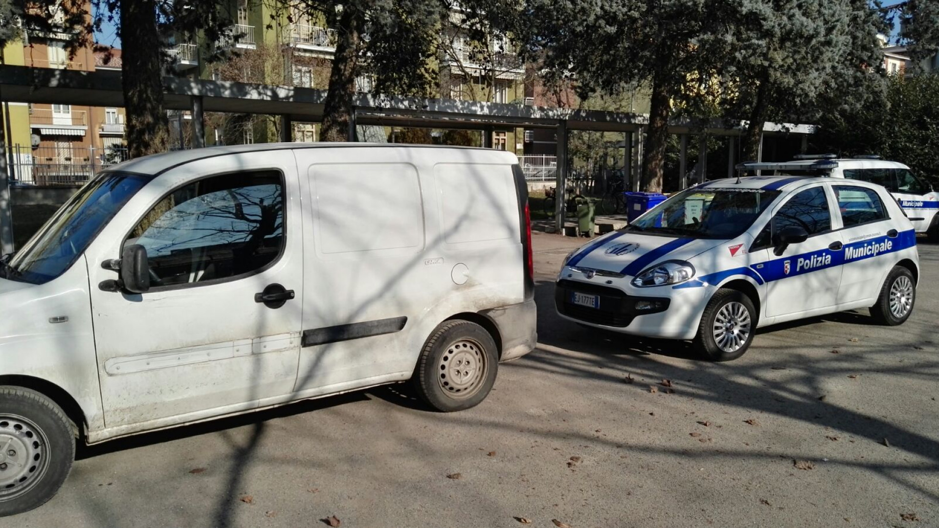 Con la scusa di vendere frutta derubano un pensionato. Due denunce
